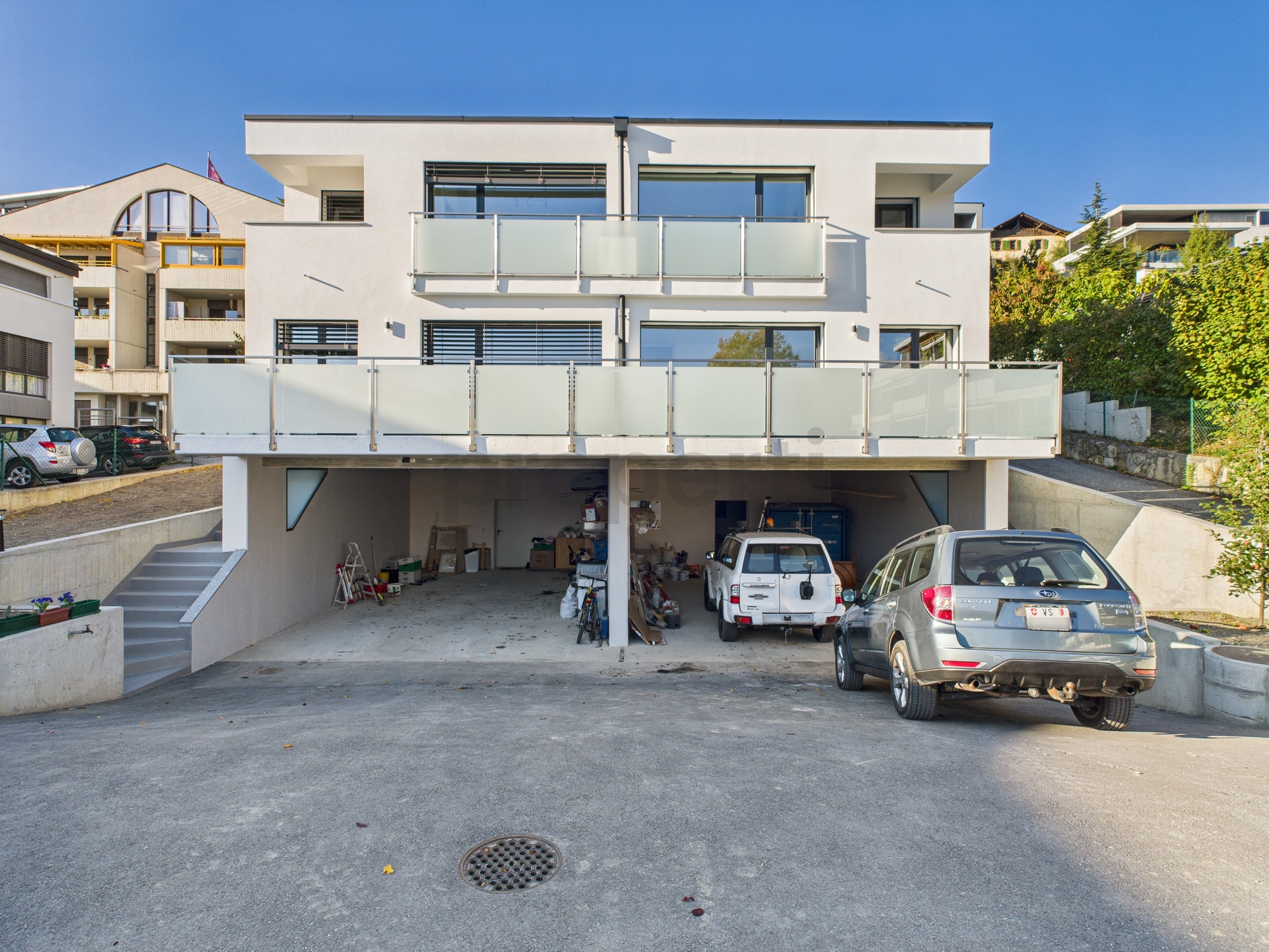 Modernes Mehrfamilienhaus mit Tiefgarage und Balkonen