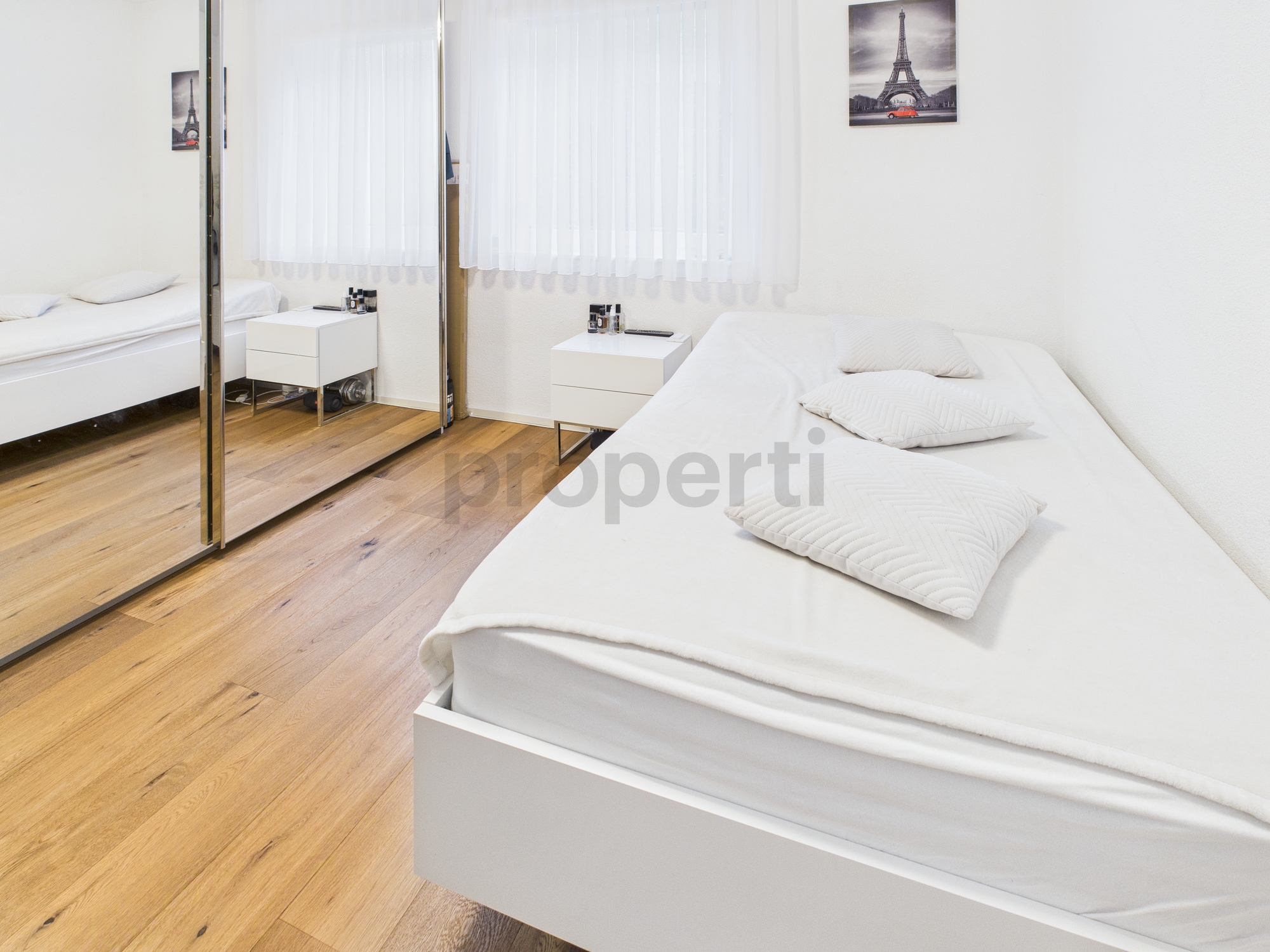Helles, schlichtes Schlafzimmer