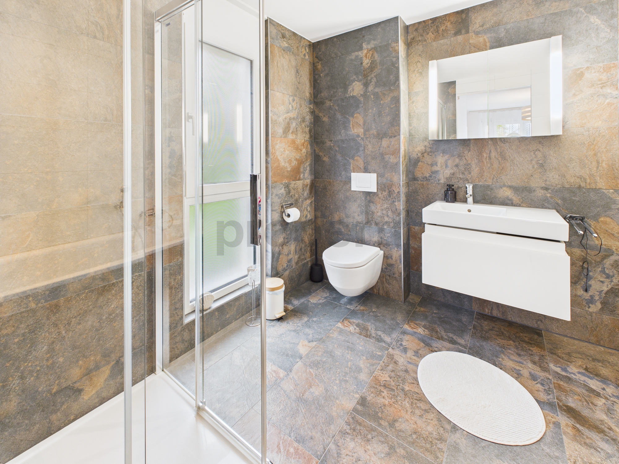 Modernes Badezimmer mit Natursteinoptik