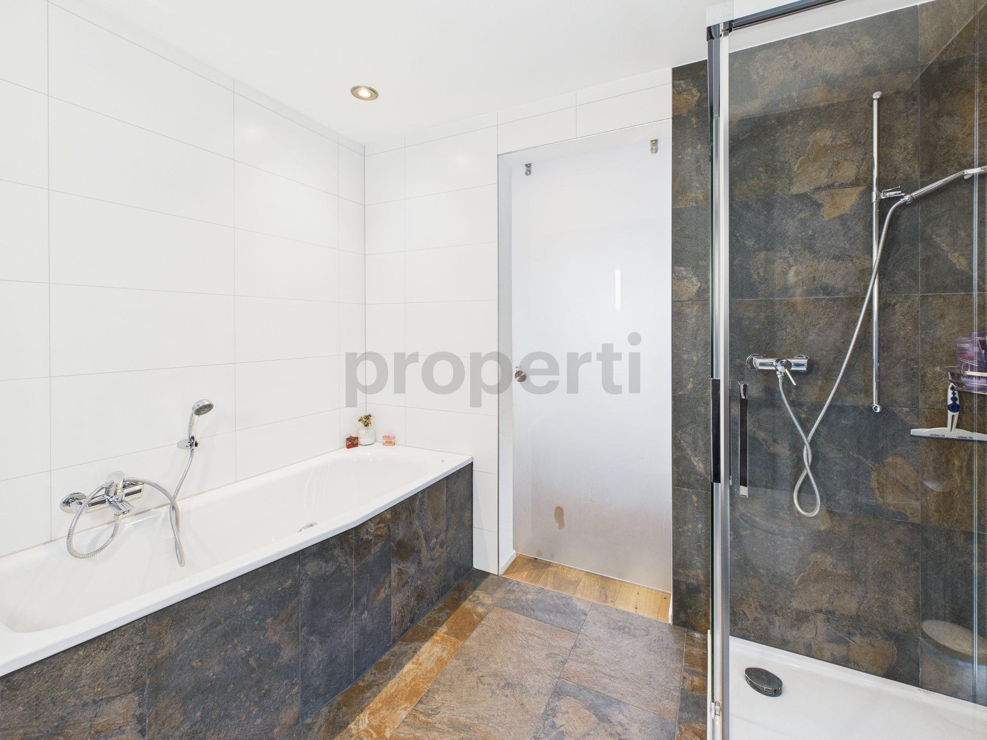 Modernes Badezimmer mit Badewanne und Dusche
