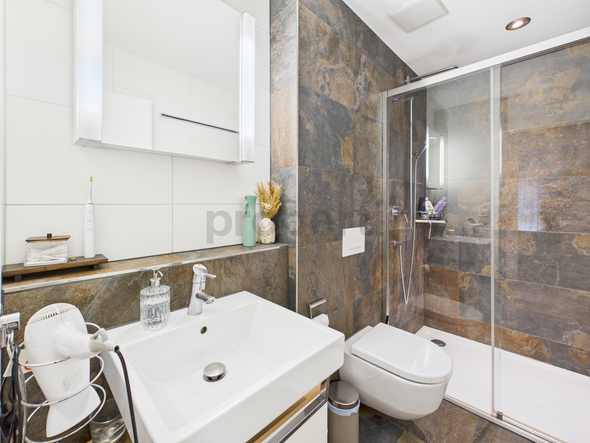 Modernes Bad mit Walk-in-Dusche und WC
