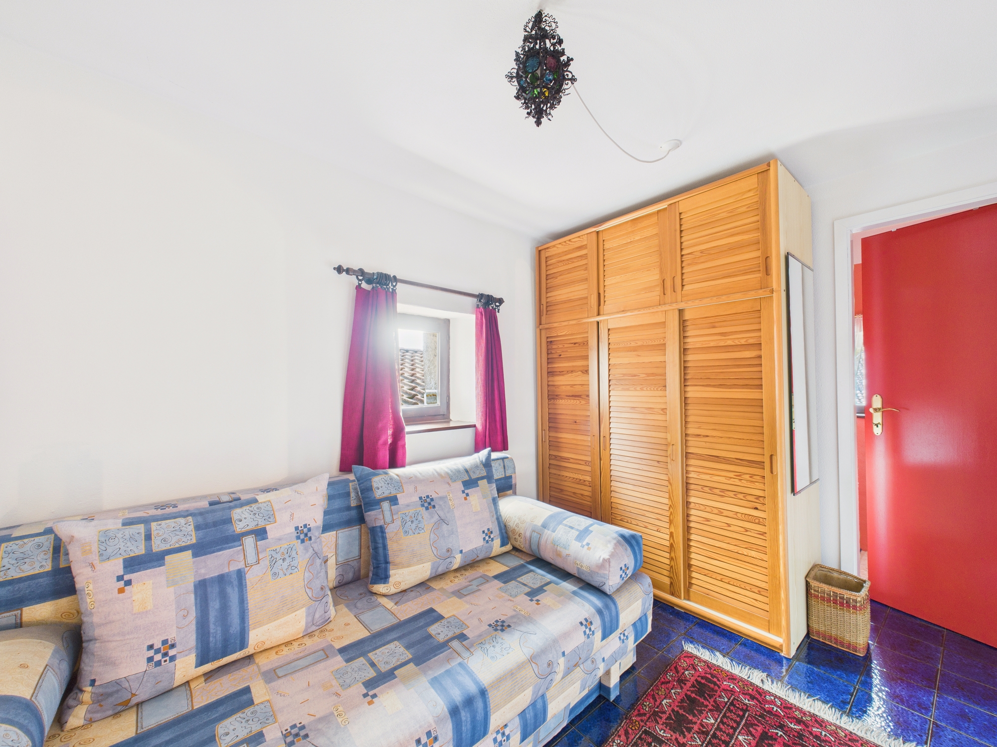 Kleines Wohn-/Schlafzimmer mit Sofa und Kleiderschrank