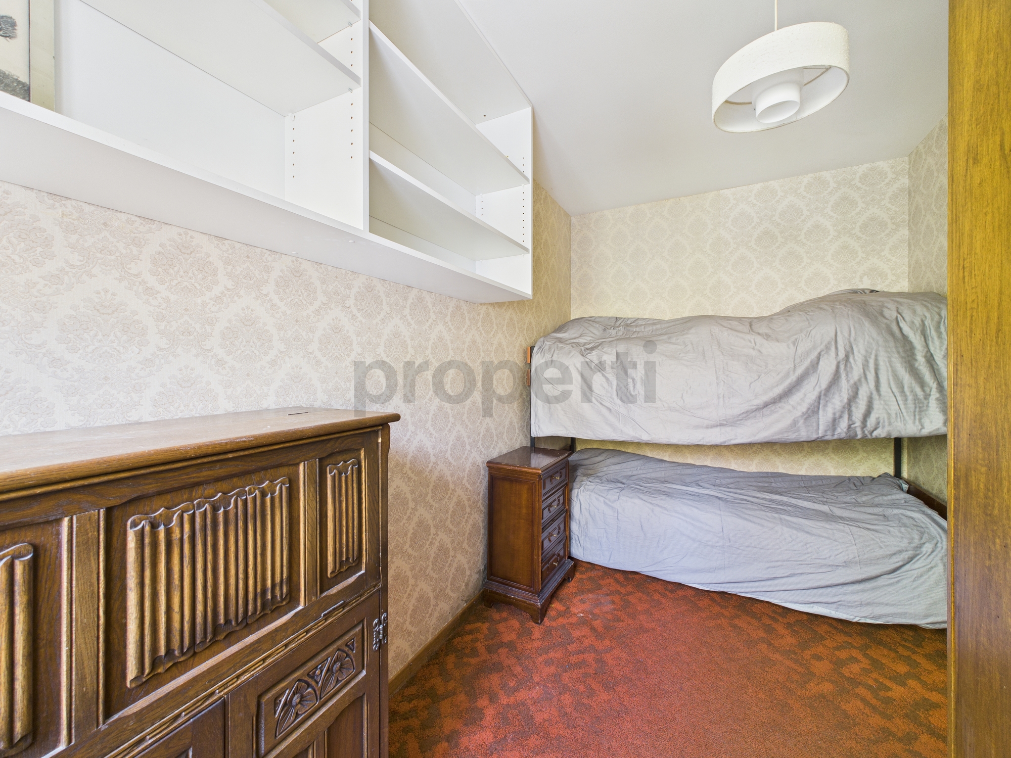Kleiner Schlafraum mit Etagenbett und Vintage-Möbeln