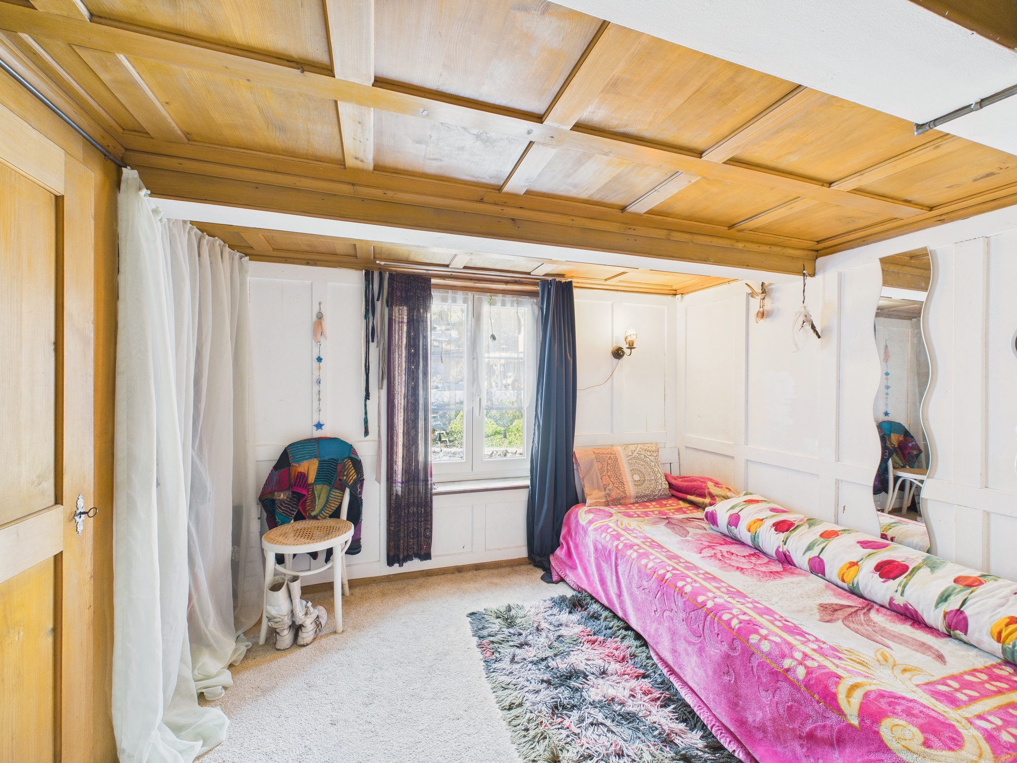 Gemütliches Schlafzimmer mit Holzbalkendecke