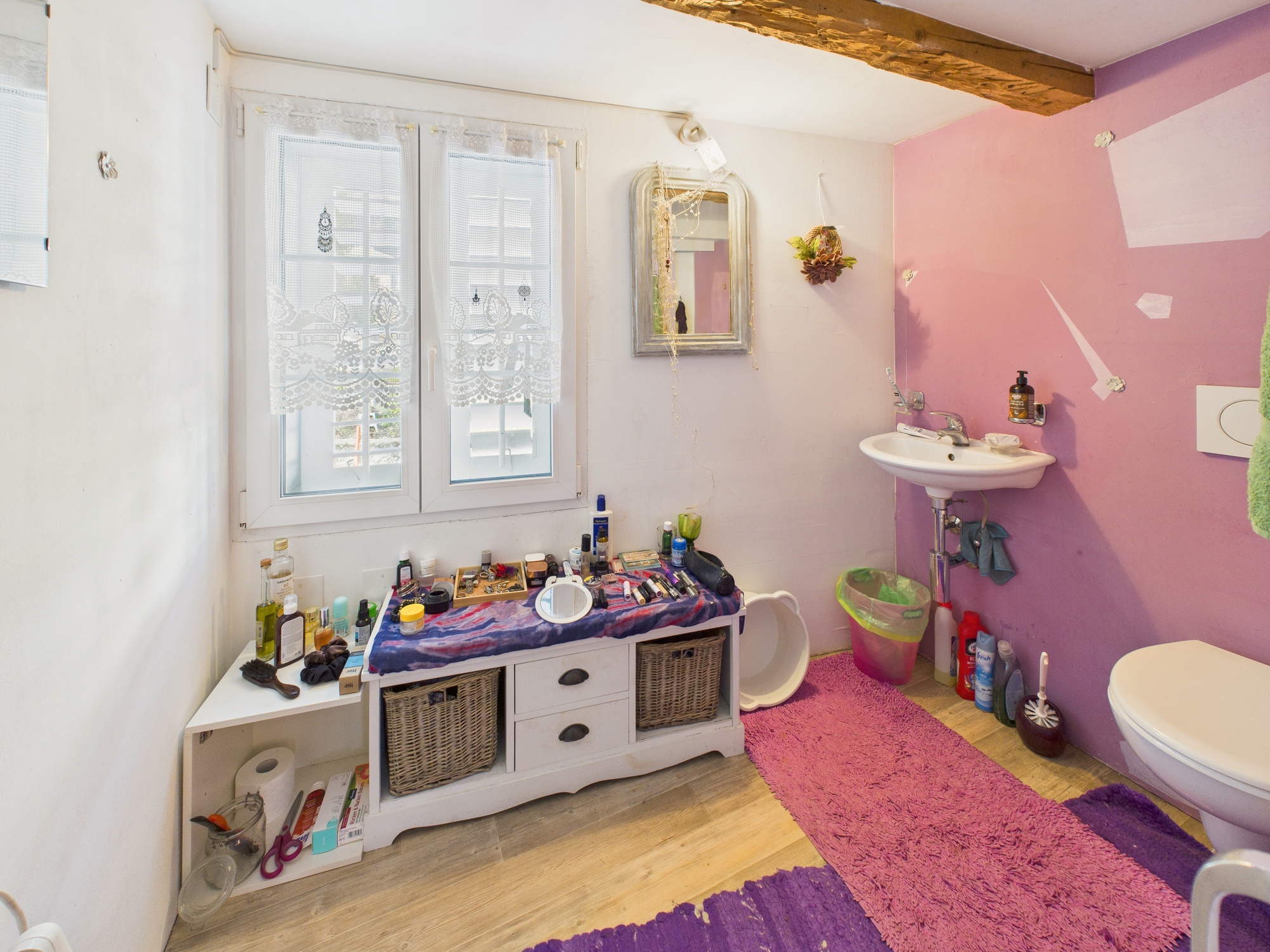 Buntes Badezimmer mit Fenster und Wandwaschbecken