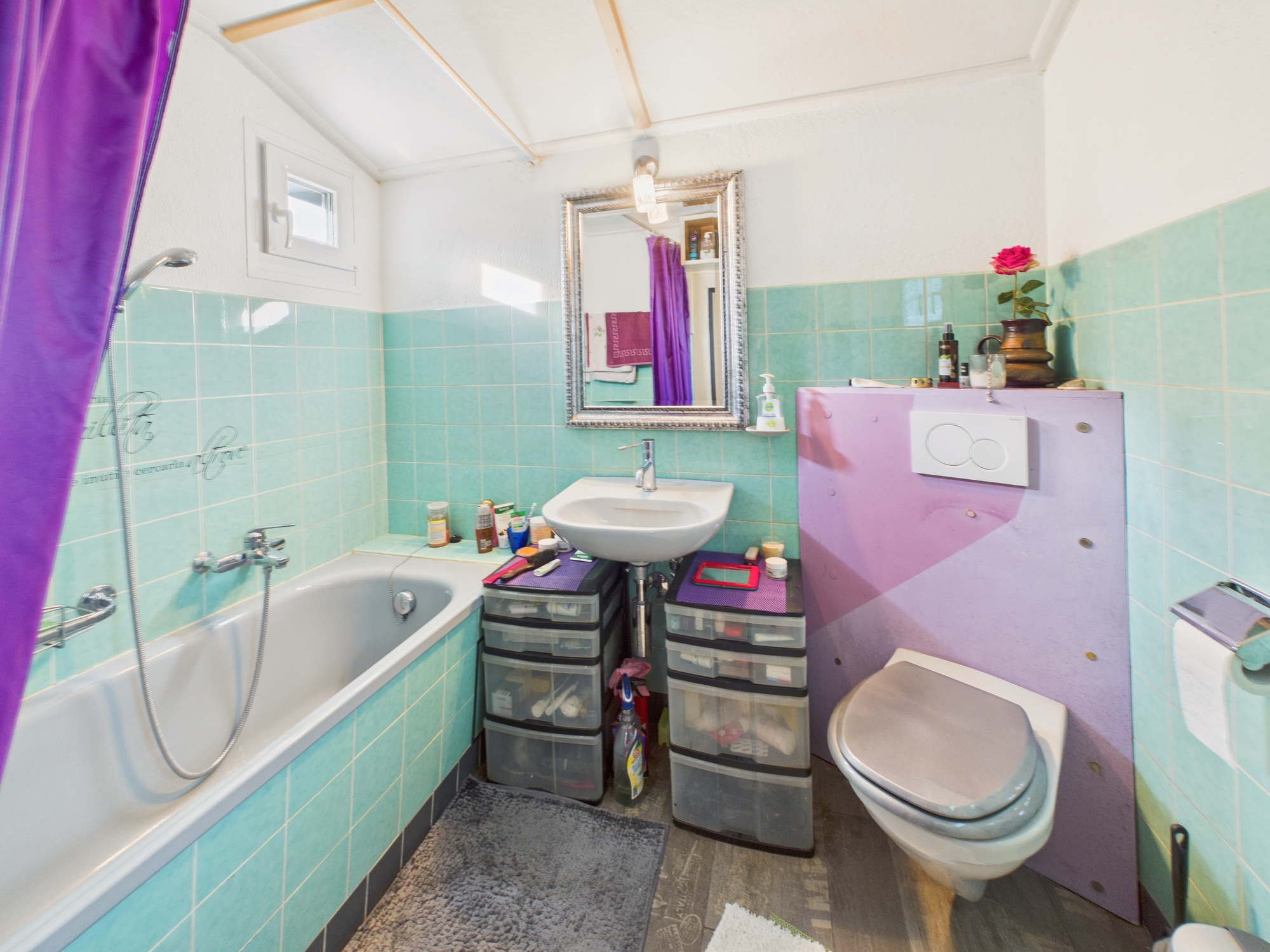 Kleines Badezimmer mit Badewanne und WC