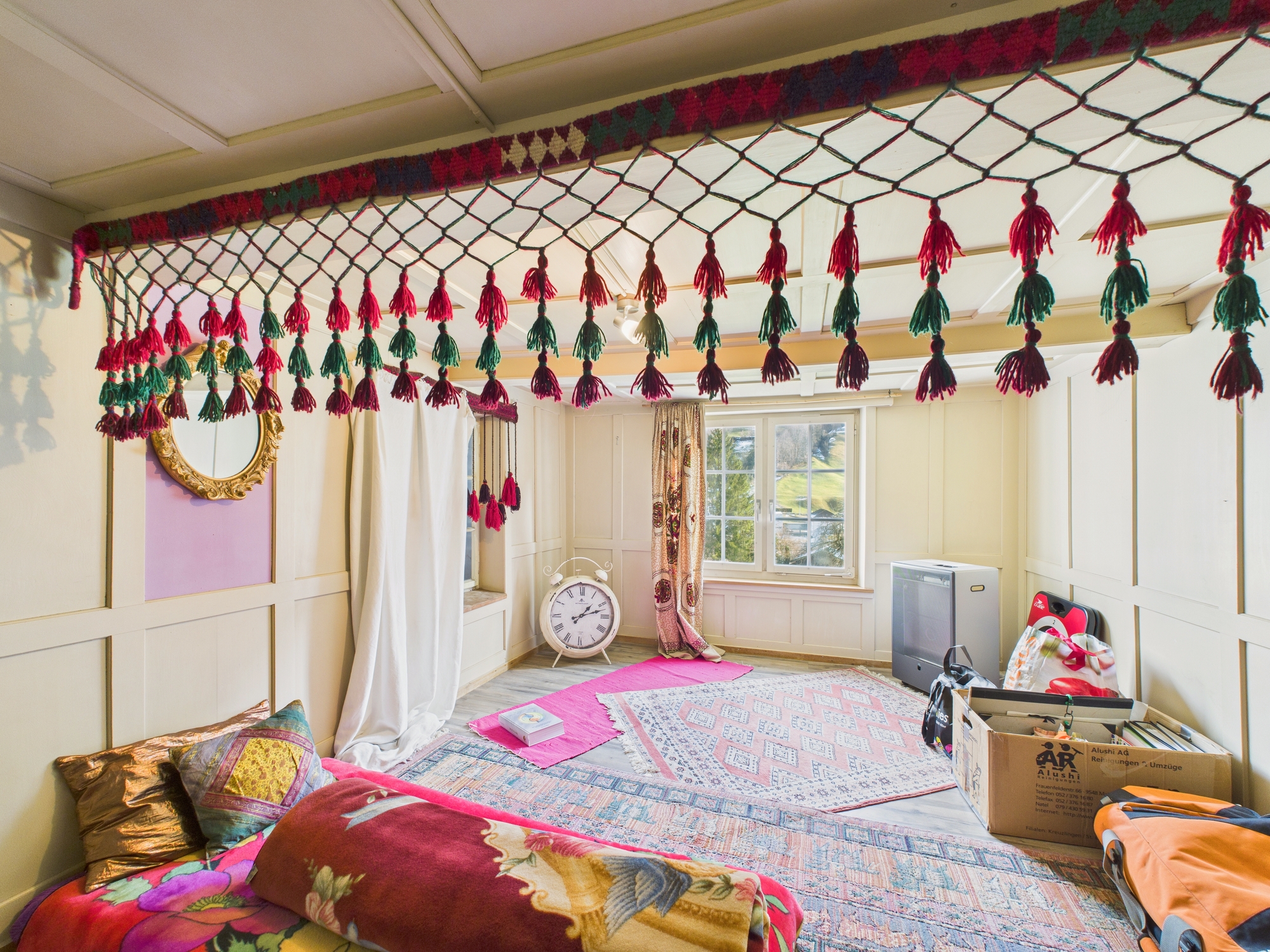 Buntes, dekoriertes Zimmer mit Tageslicht