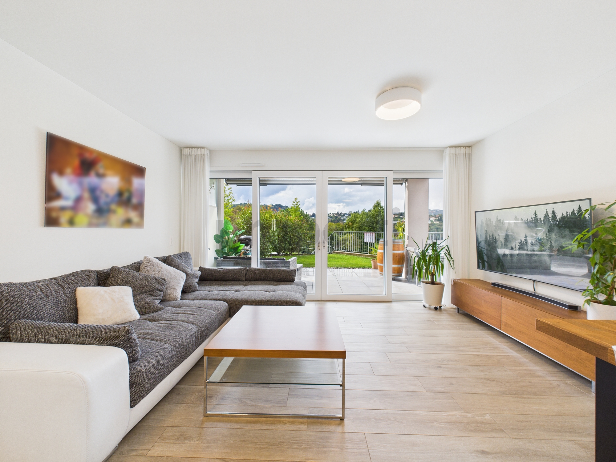 Heller Wohnraum mit Terrasse und Gartenblick