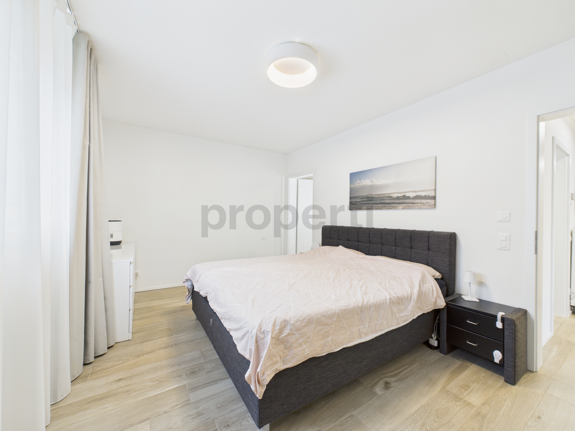 Helles Schlafzimmer mit Doppelbett