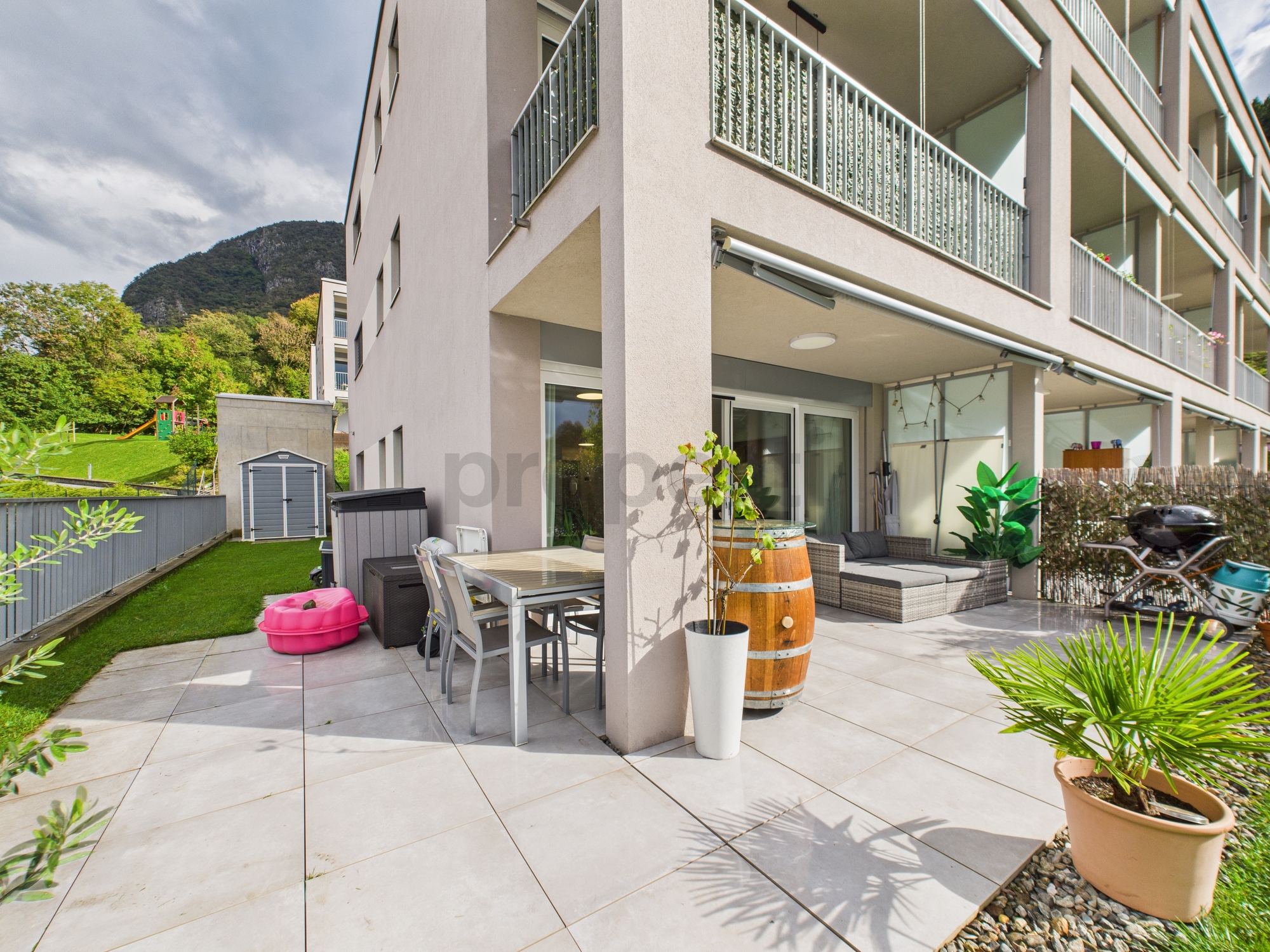 Moderne Wohnanlage mit Terrasse und Garten