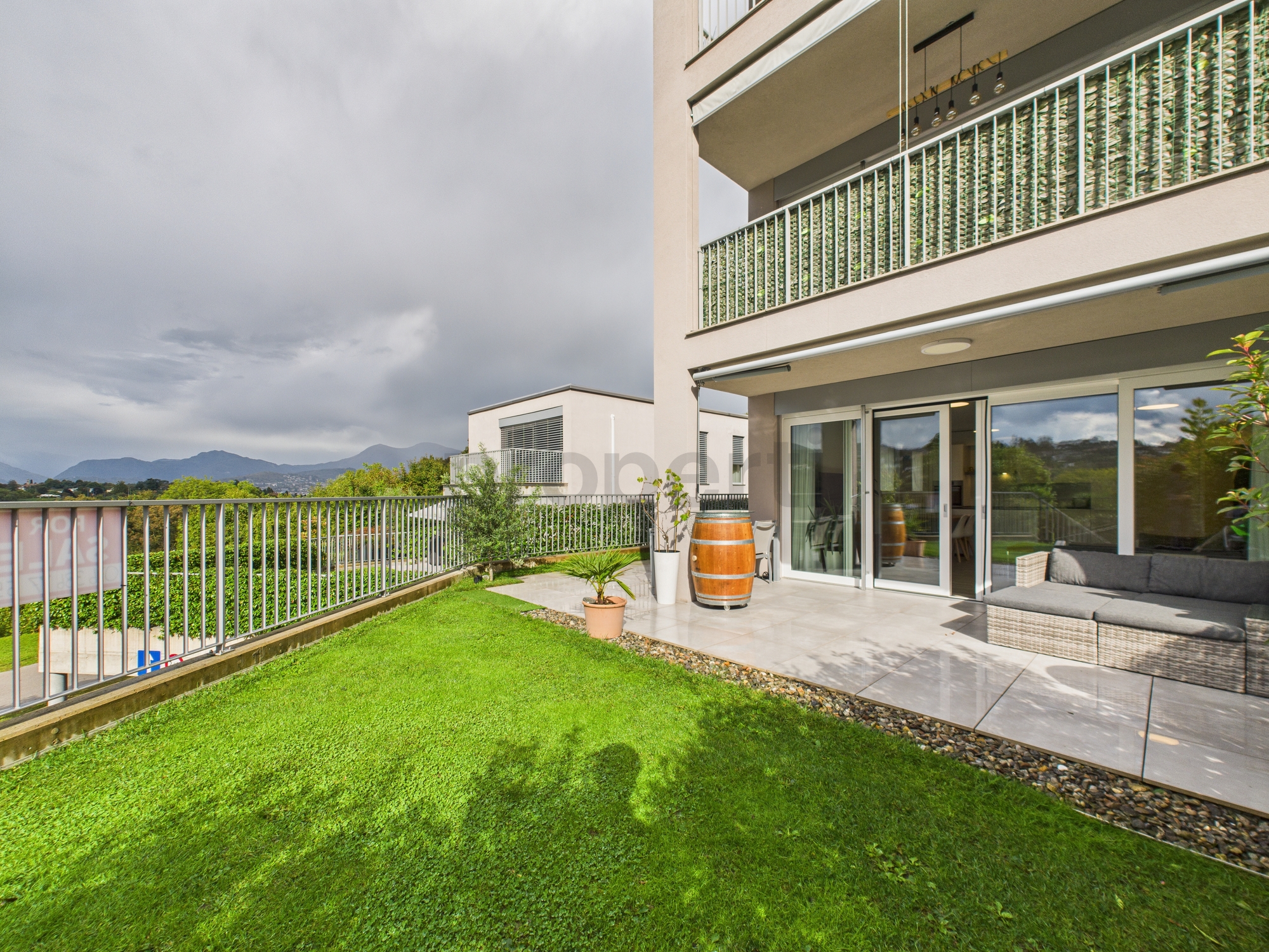 Terrasse mit Garten und Blick ins Grüne