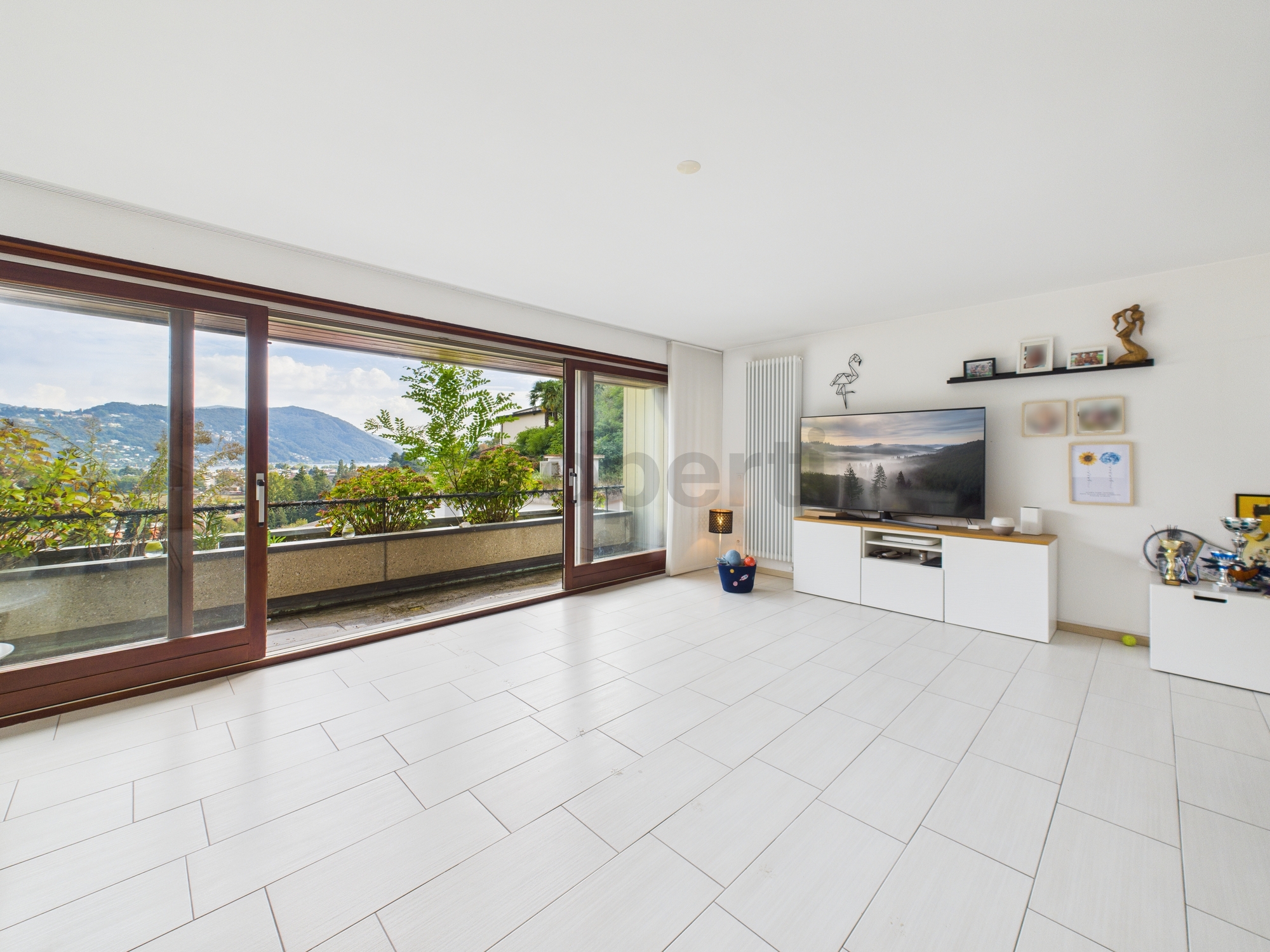 Heller Wohnraum mit Panoramablick