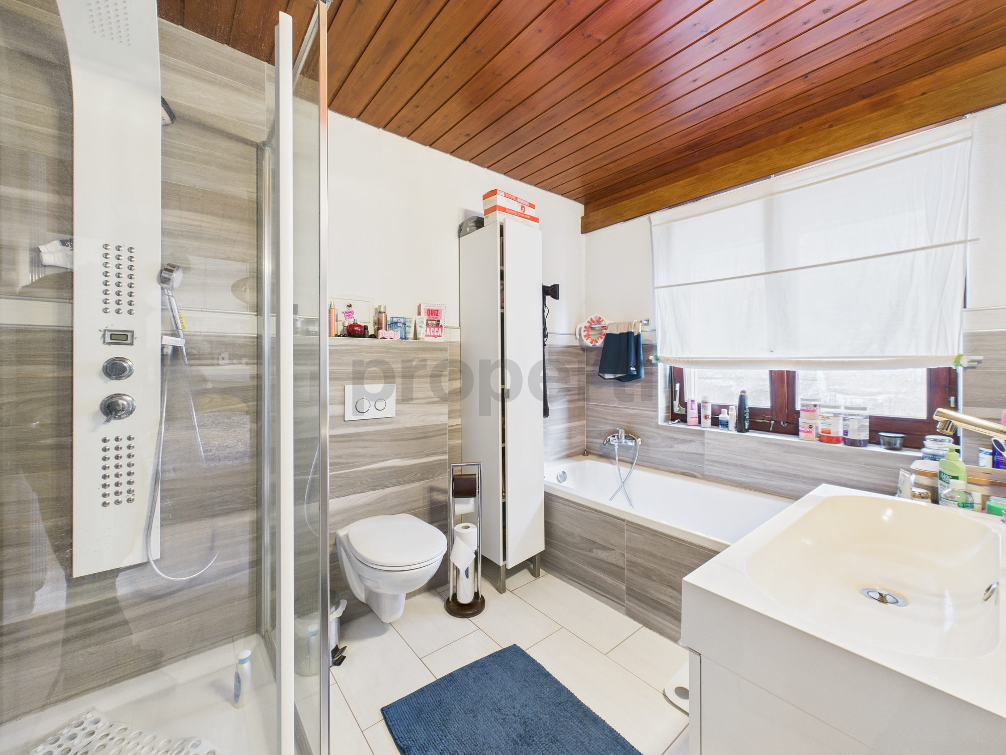 Modernes Badezimmer mit Dusche, Wanne und Dachschräge