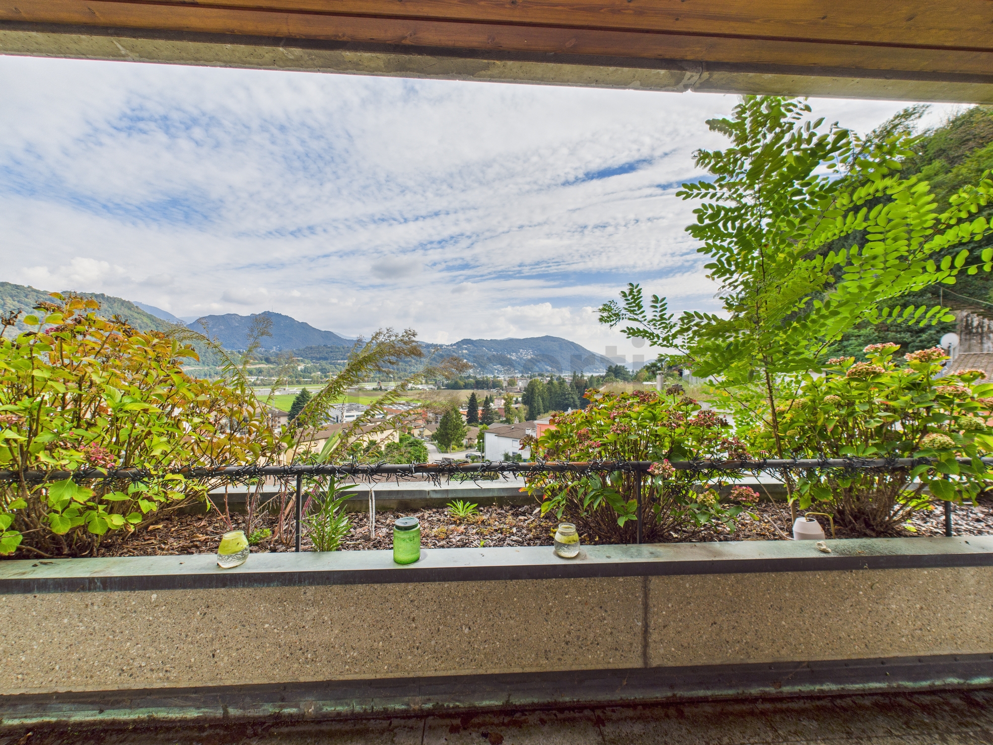 Balkon- oder Terrassenblick mit Bergpanorama