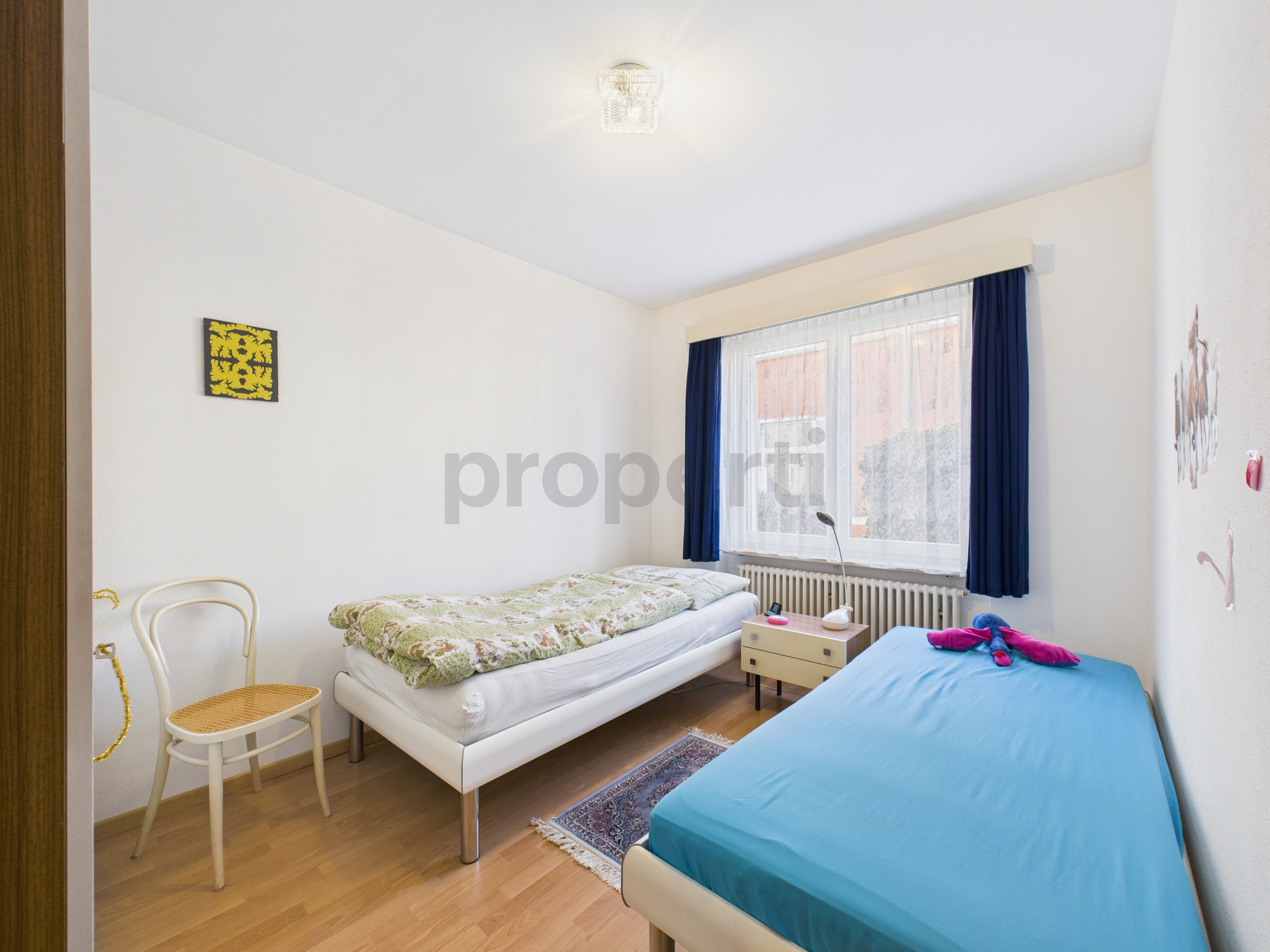 Helles Schlafzimmer mit zwei Betten