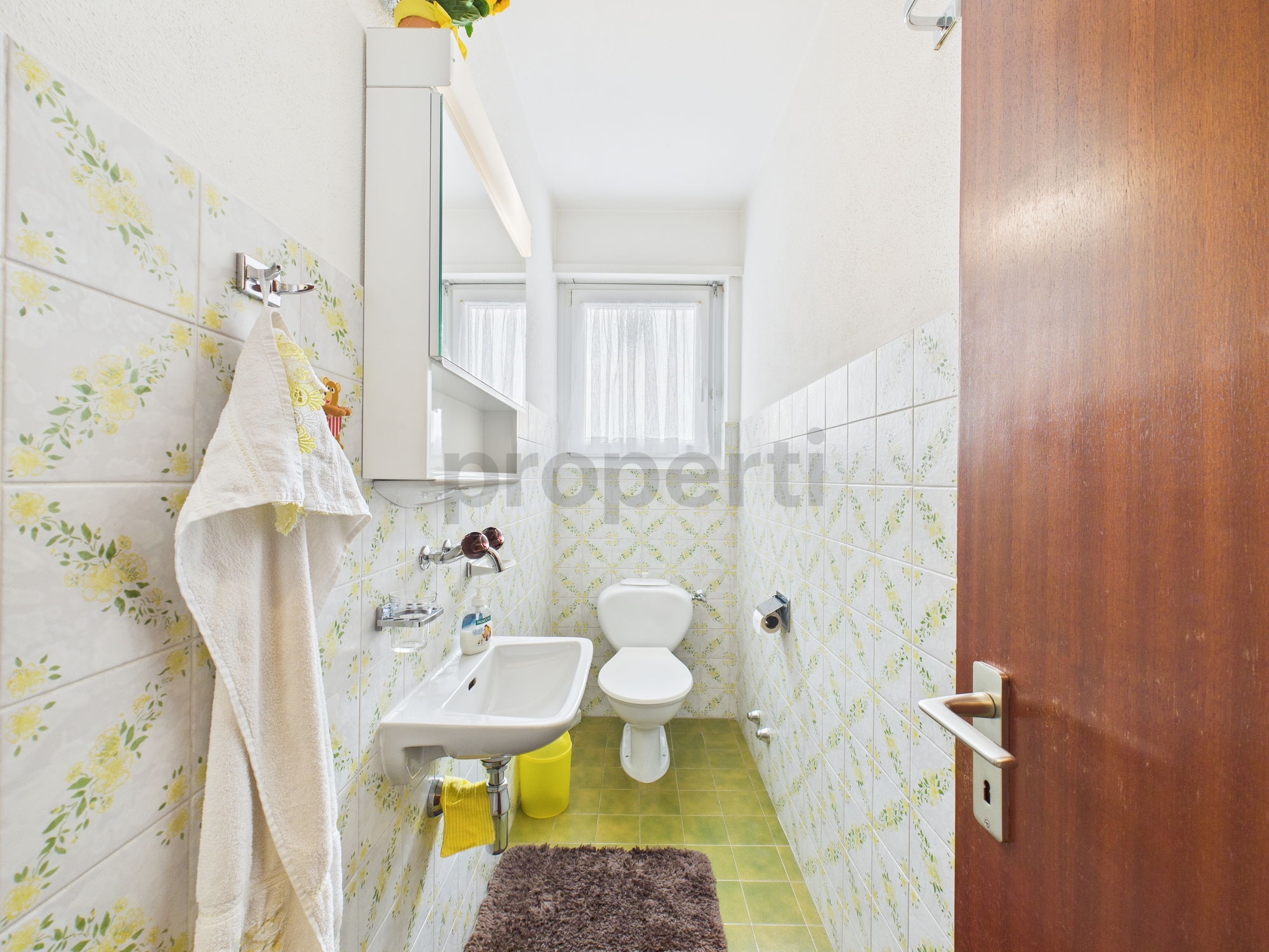 Kleines Gäste-WC mit Blumenfliesen