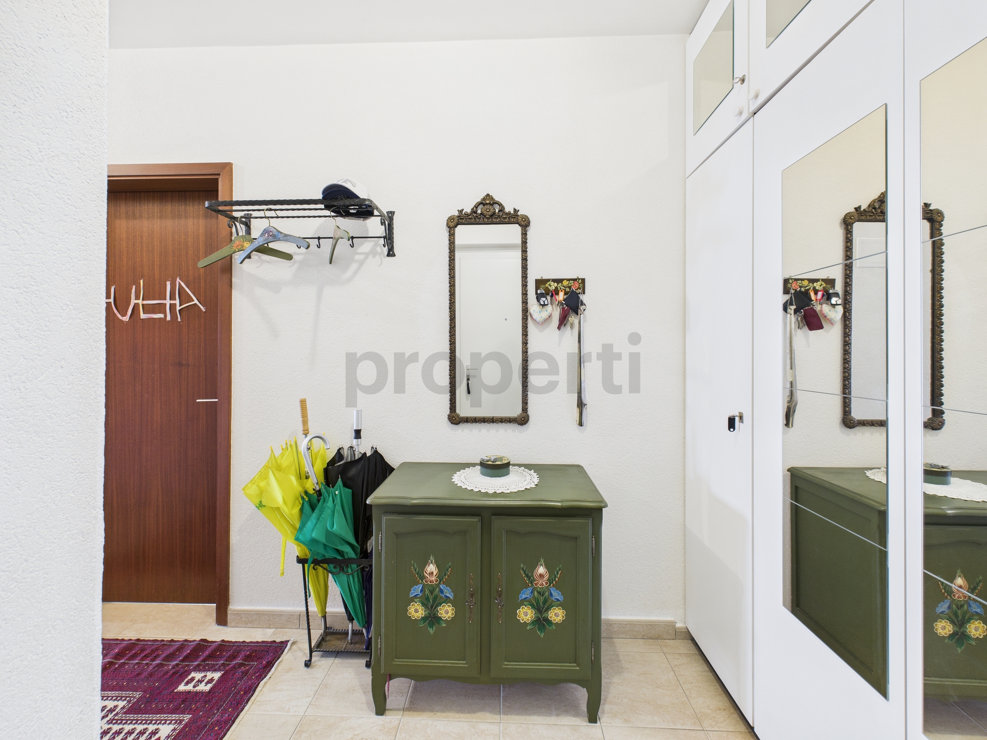 Eingangsbereich mit Spiegeln und Garderobe