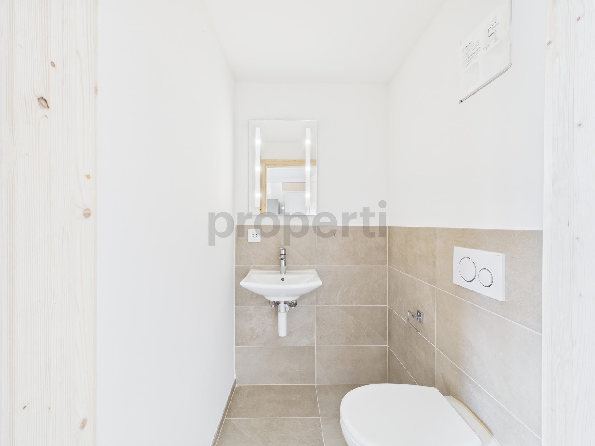 Modernes Gäste-WC mit wandhängendem WC