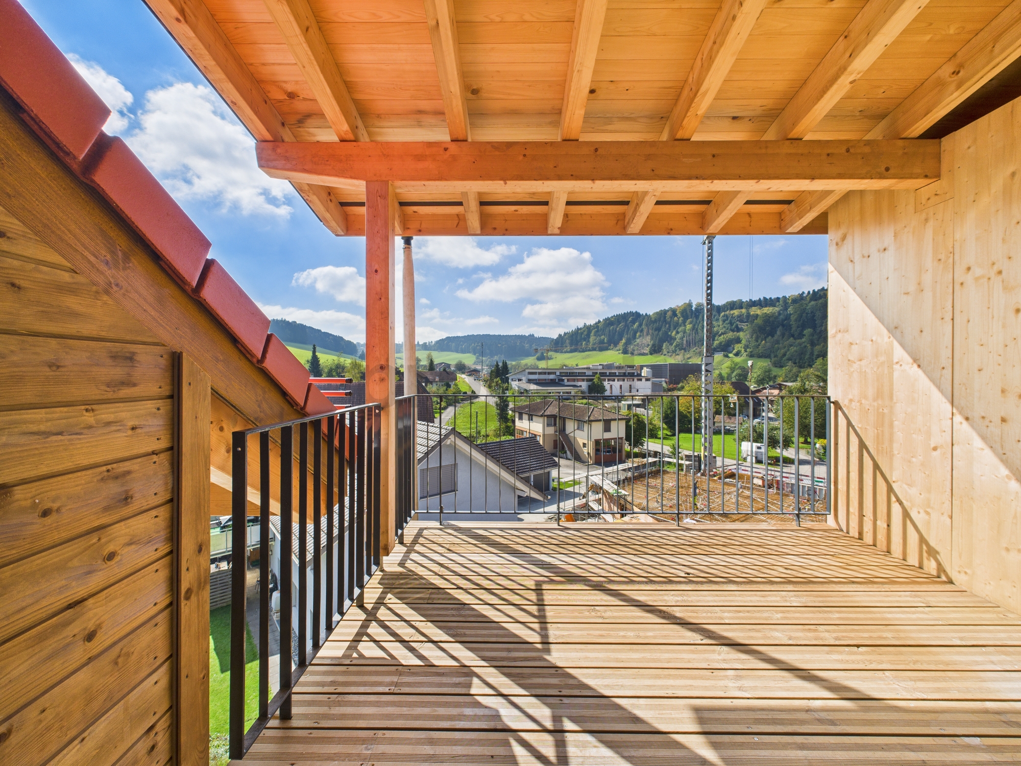 Überdachter Holz-Balkon mit Bergblick