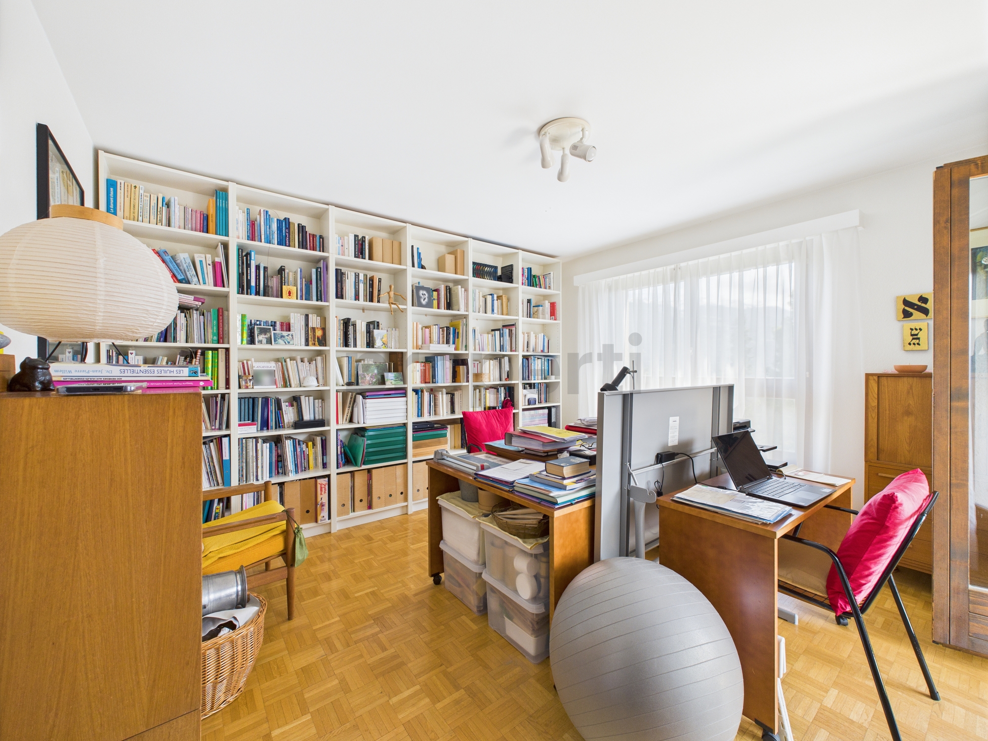 Heller Arbeitsraum mit Bücherregal