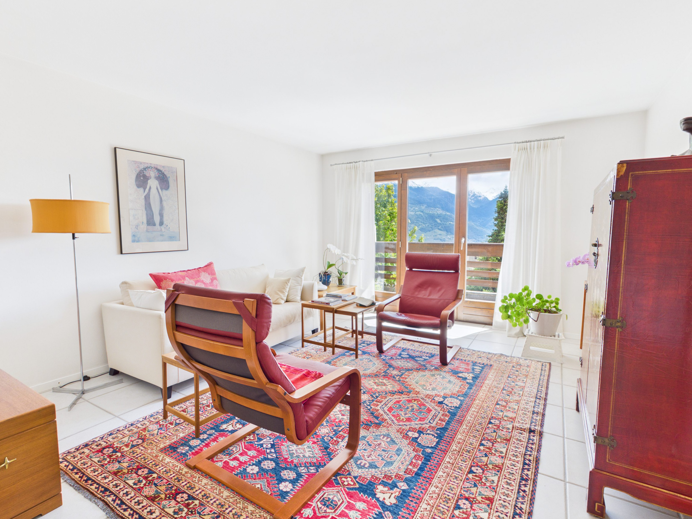 Helles Wohnzimmer mit Bergblick