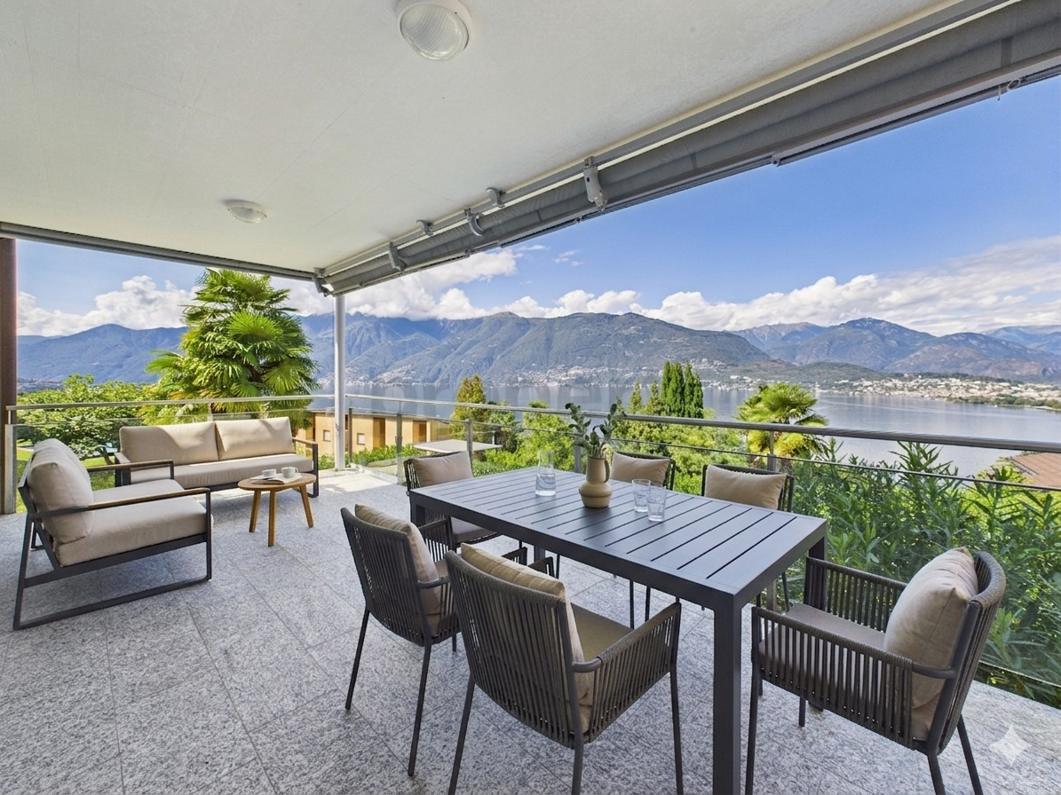 Überdachte Seeterrasse mit Bergblick