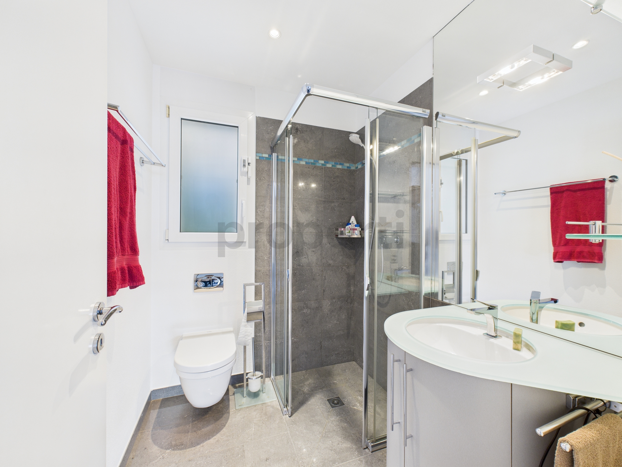 Modernes Badezimmer mit begehbarer Dusche und Glaswaschtisch