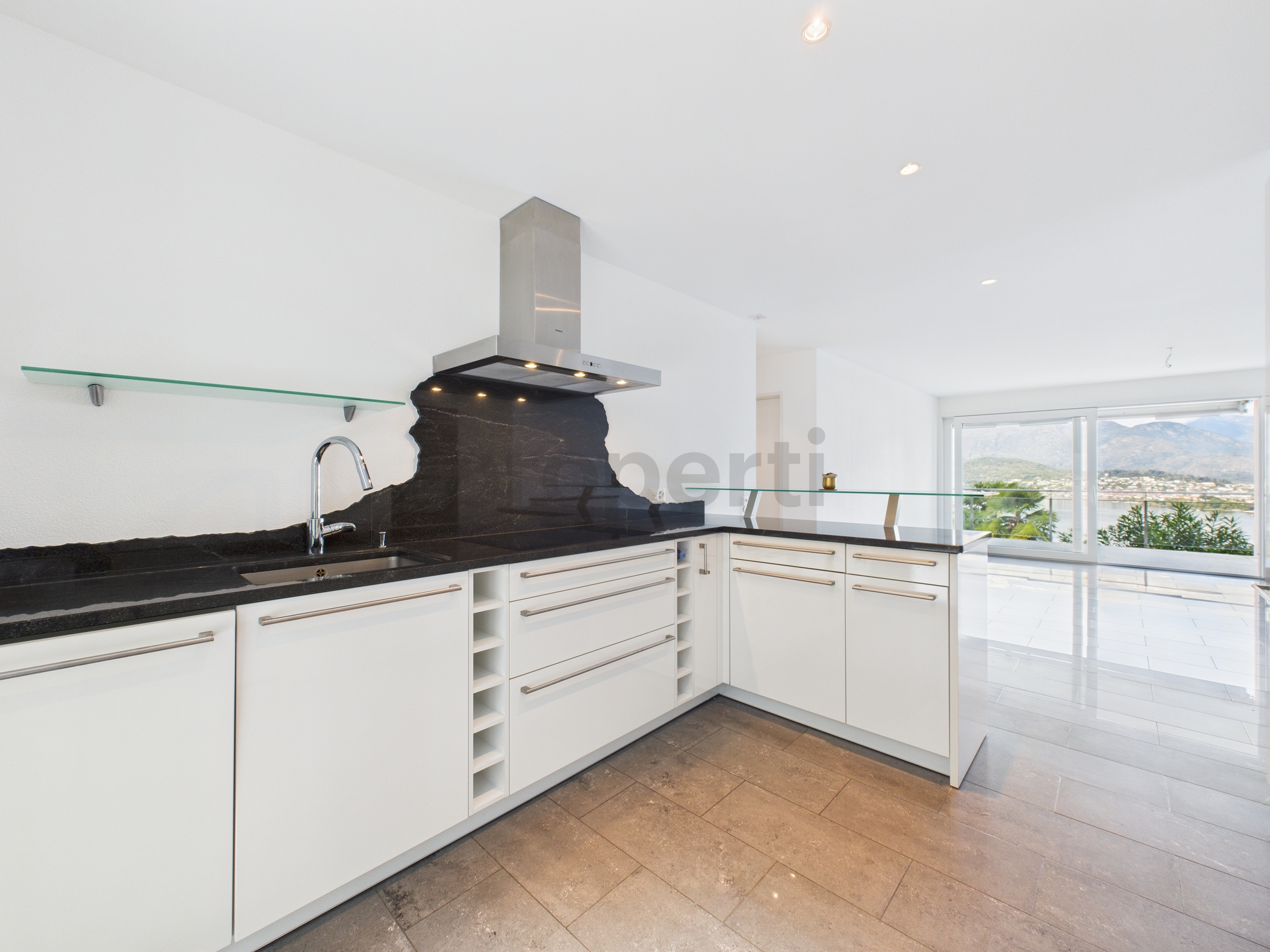 Moderne offene Küche mit Seeblick