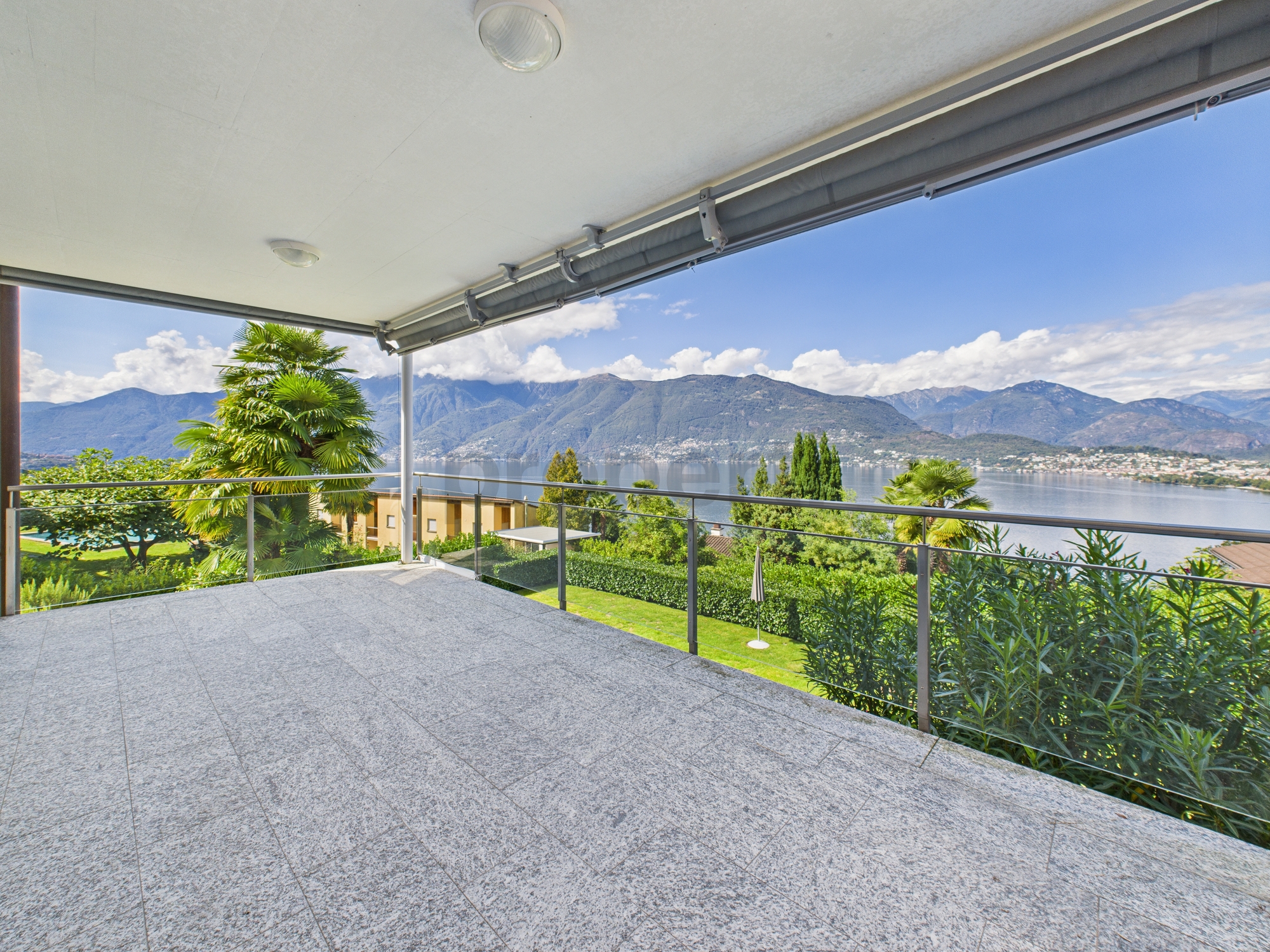 Überdachte Terrasse mit Panoramablick