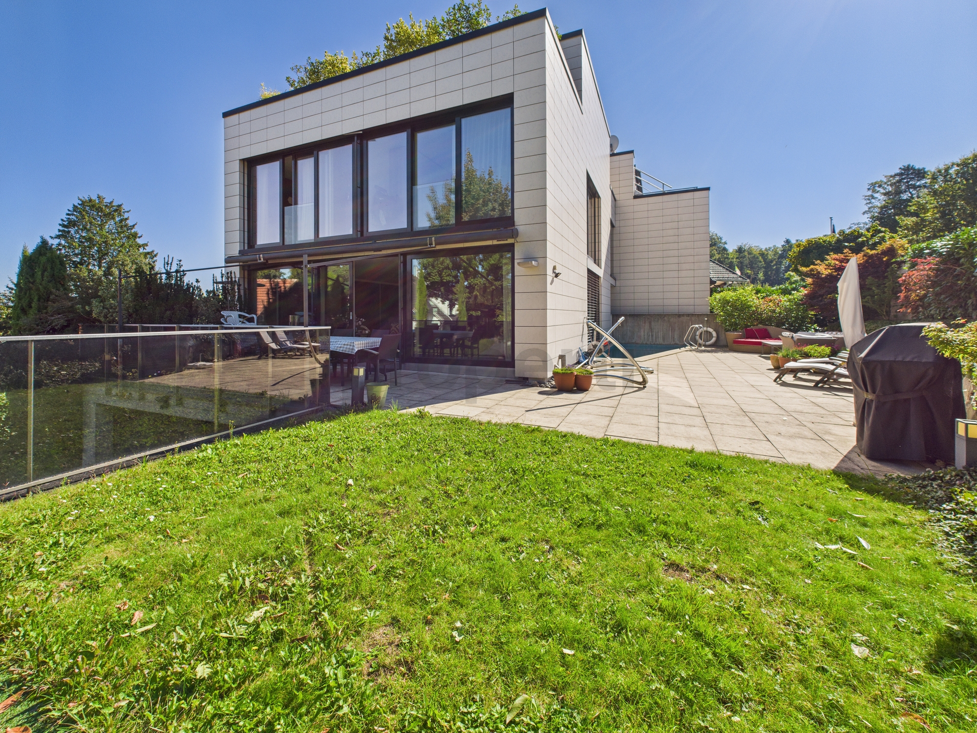 Moderner Außenbereich mit Terrasse und Garten