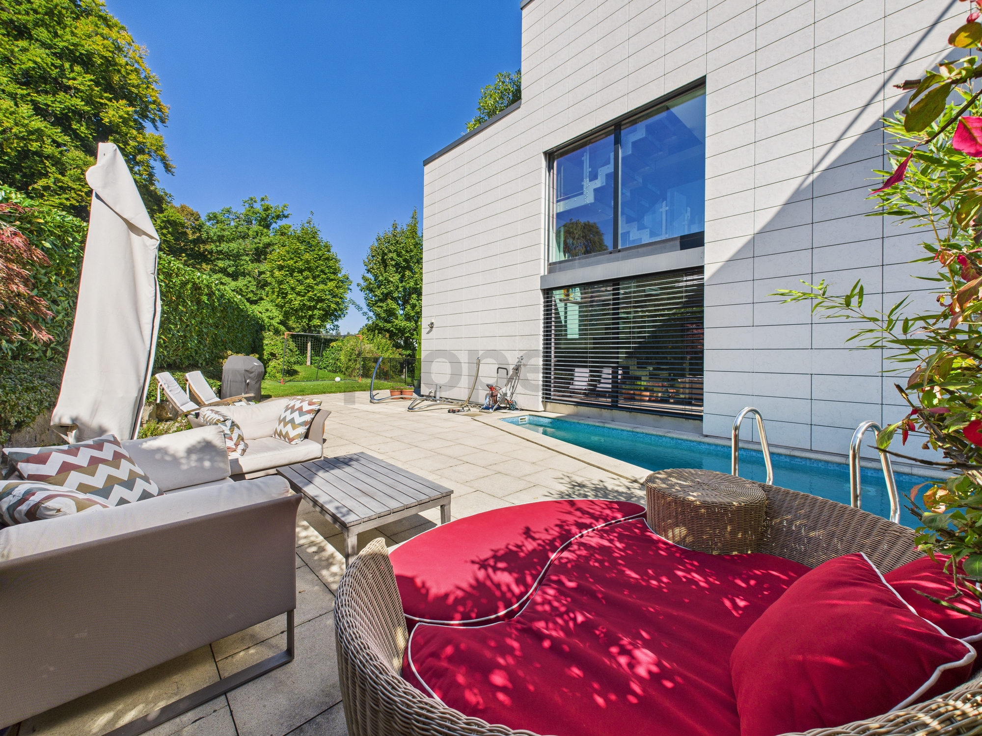 Moderner Außenbereich mit Poolterrasse