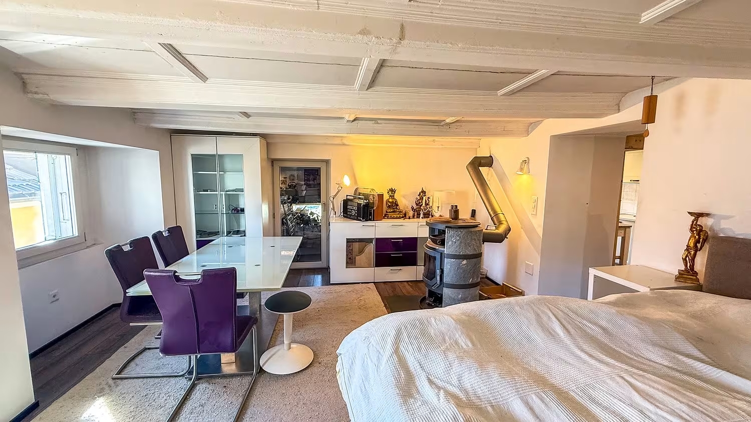 Gemütliches Schlafzimmer mit Essbereich und Kaminofen