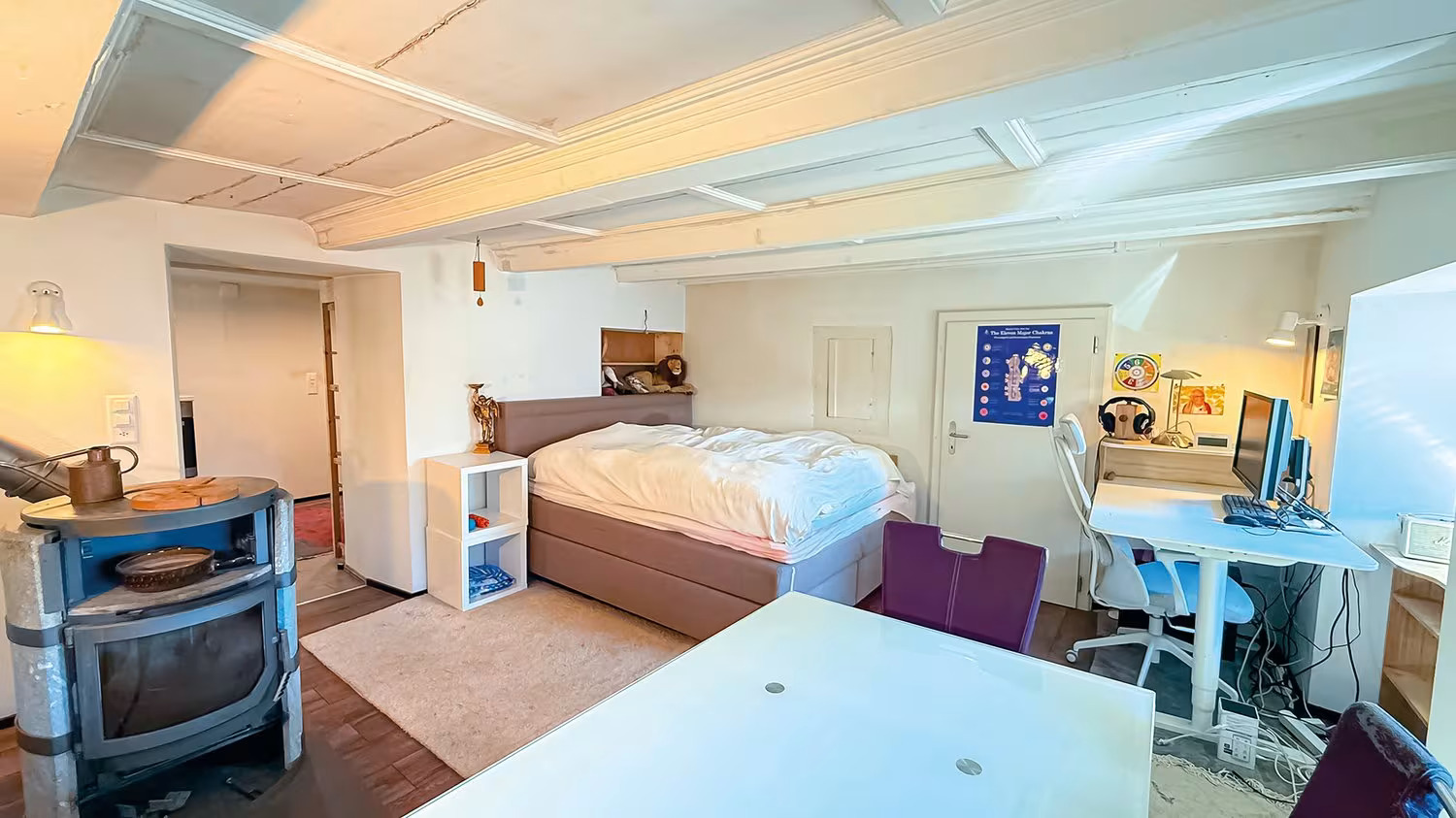 Gemütliches Schlafzimmer mit Arbeitsbereich