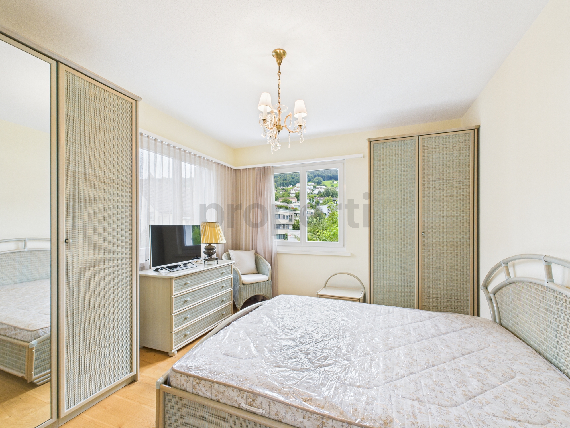 Helles Schlafzimmer mit Blick ins Grüne