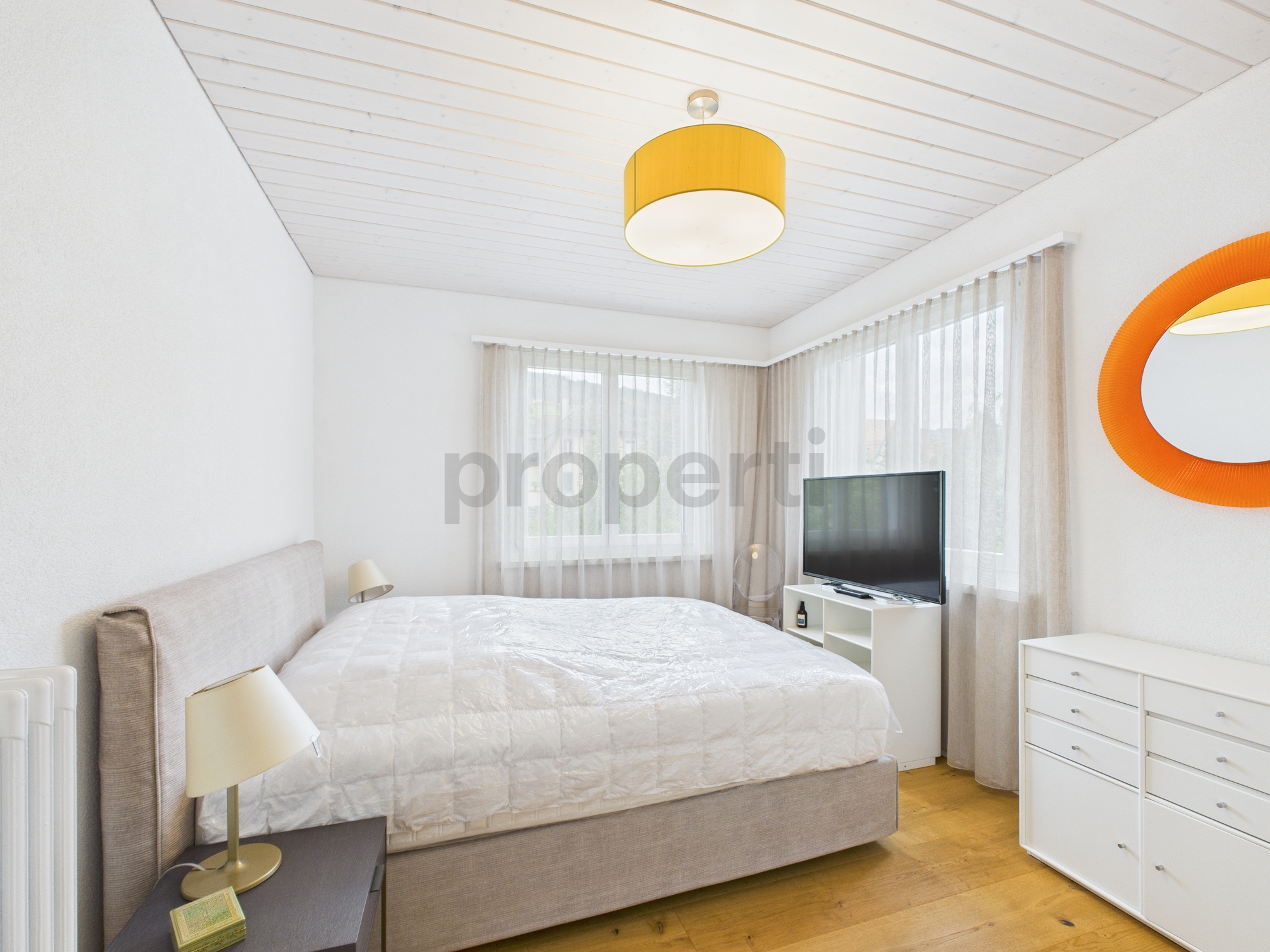 Helles Schlafzimmer mit Tageslicht