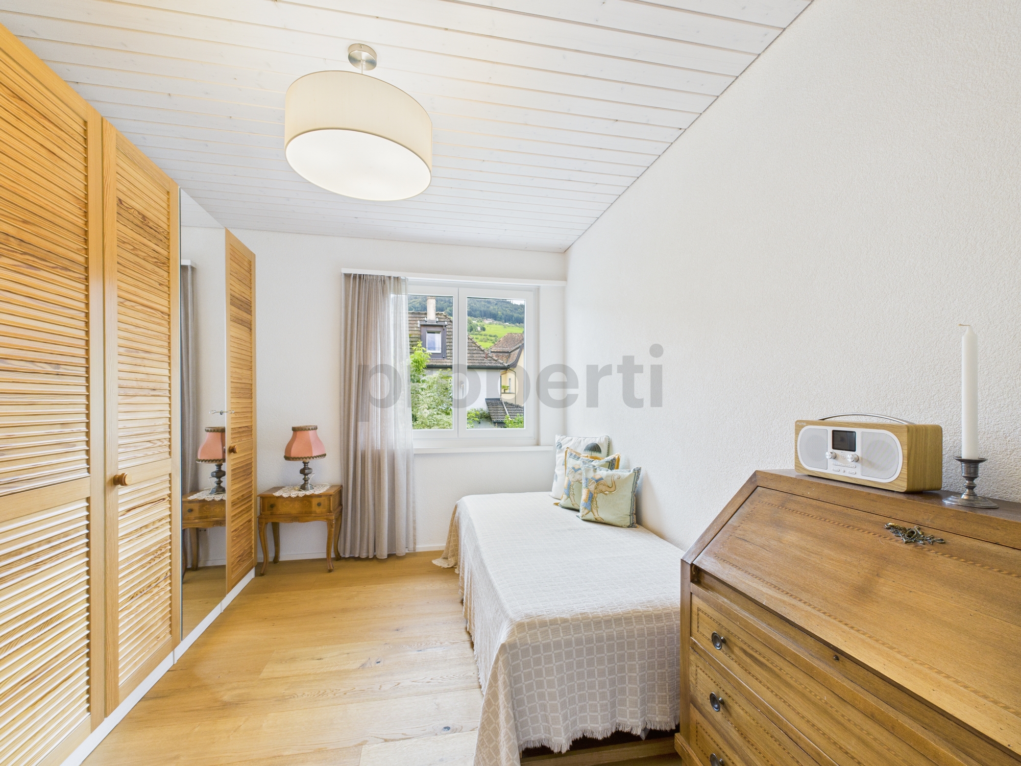 Helles Schlafzimmer mit Holzdetails