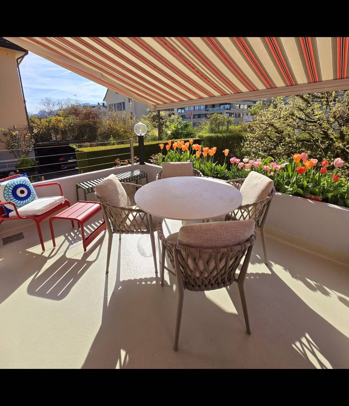 Überdachte Terrasse mit Gartensitzgruppe