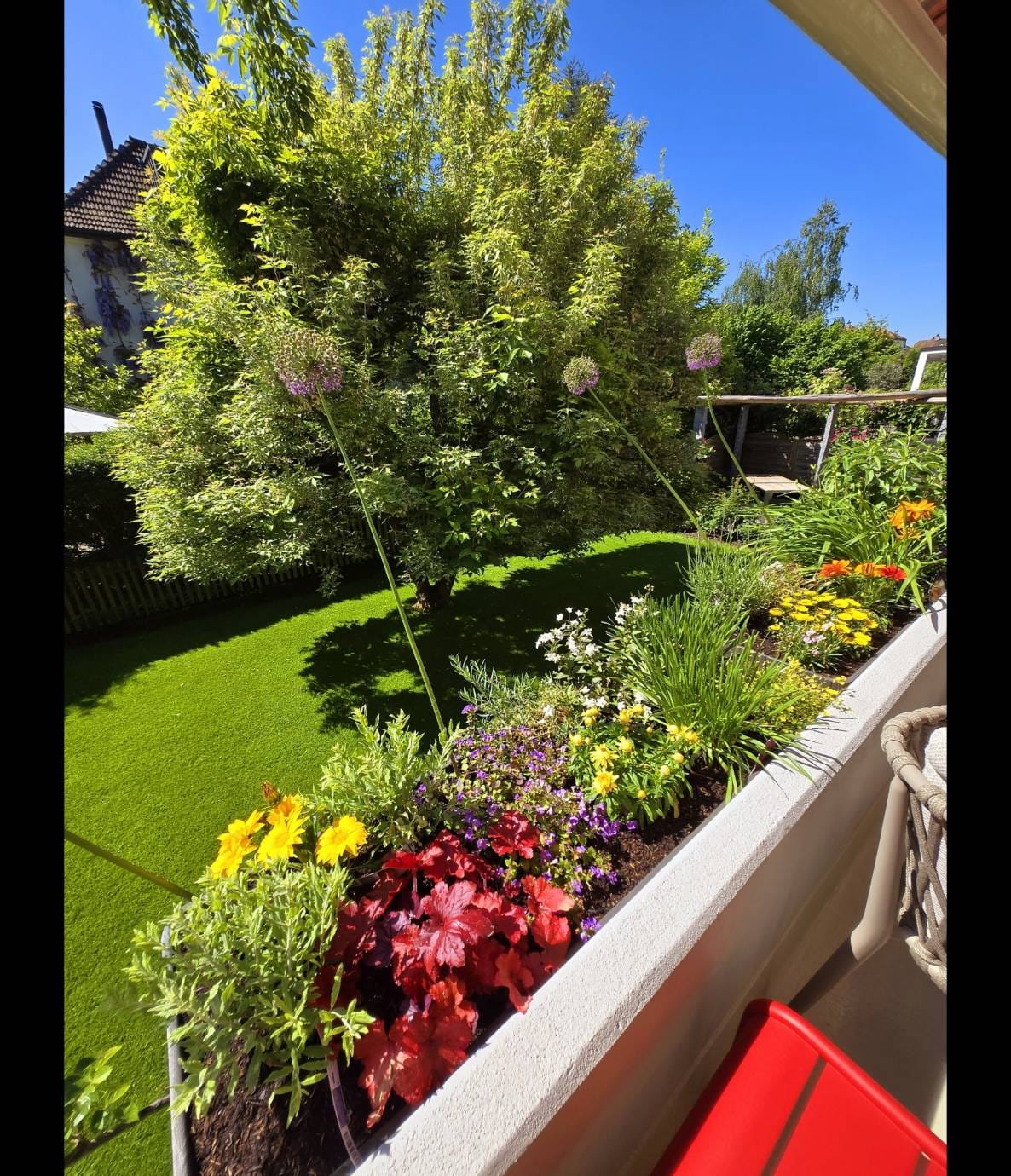 Blühender Garten mit Terrasse