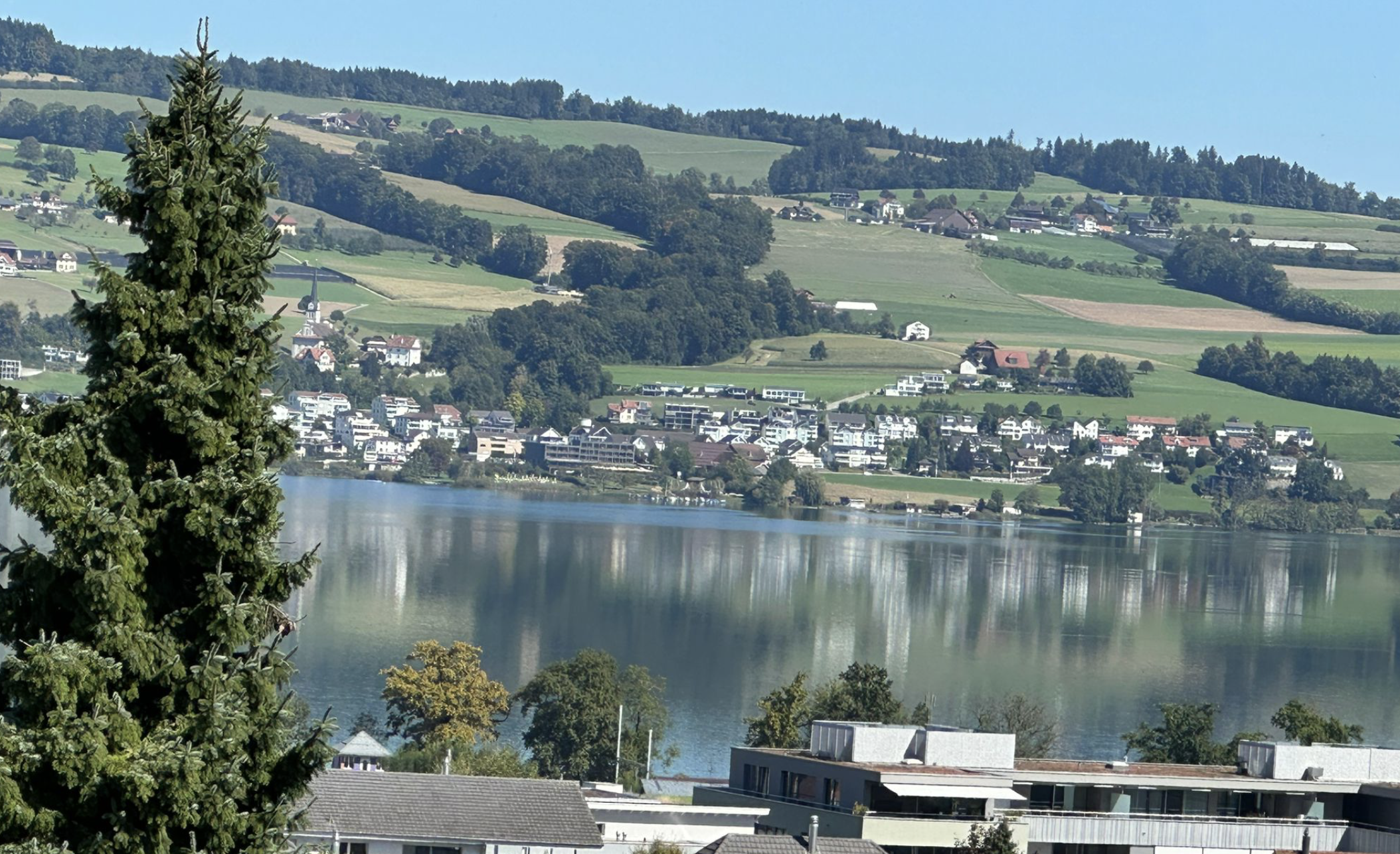Landschafts- und Seeblick mit Siedlung