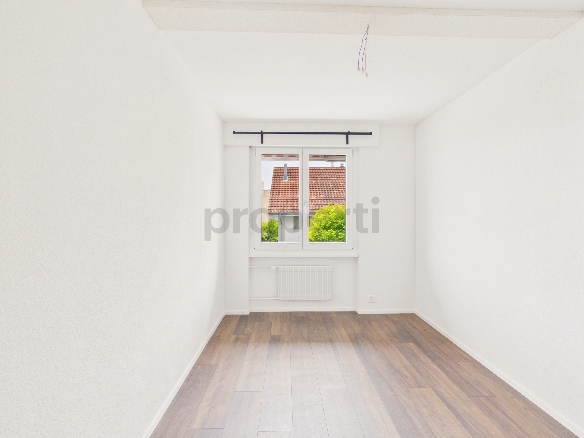 Leerer, heller Raum mit Fenster