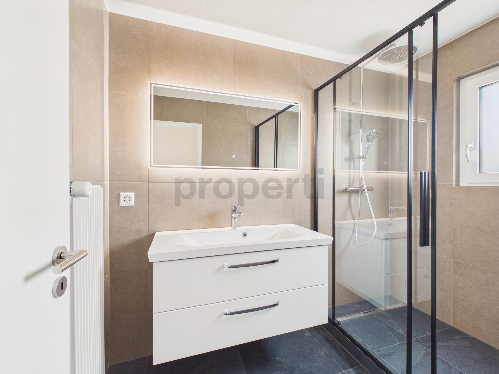 Modernes Badezimmer mit Glasdusche und Waschtisch