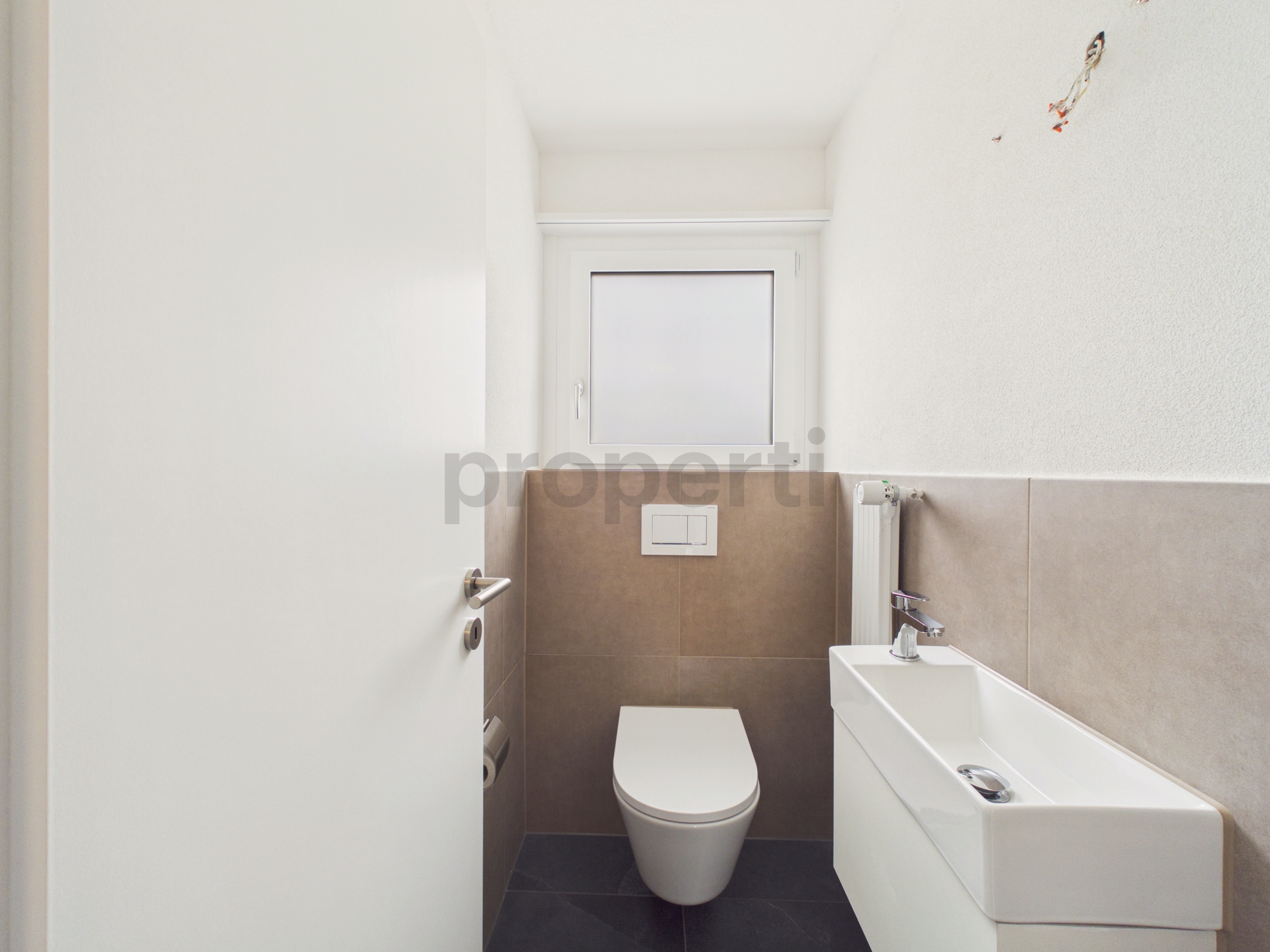 Kleines modernes Gäste-WC