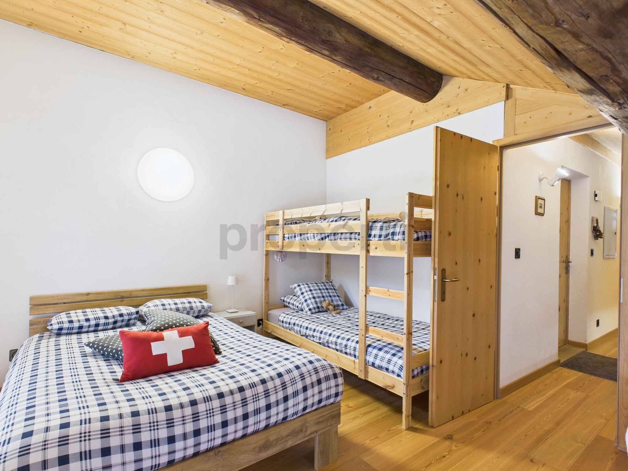 Gemütliches Schlafzimmer mit Holzdecke