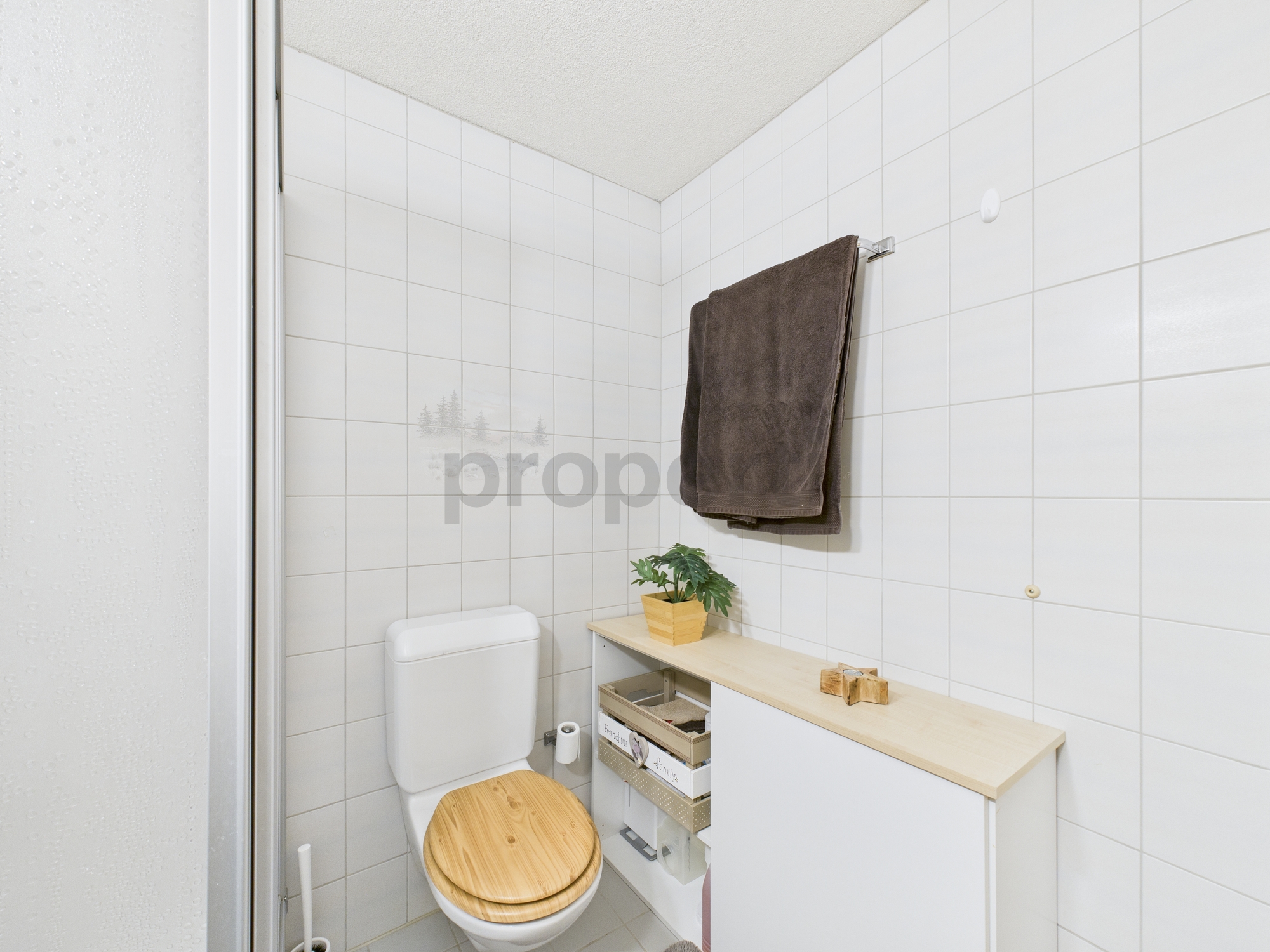 Kleines, helles Gäste-WC mit einfacher Ausstattung