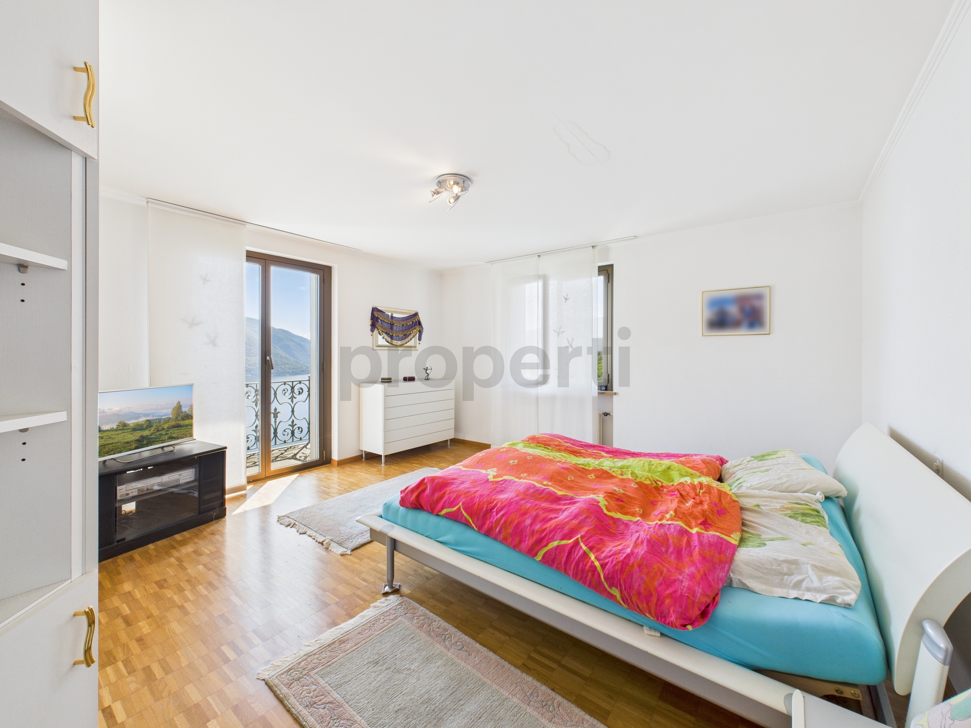 Helles Schlafzimmer mit Balkonblick