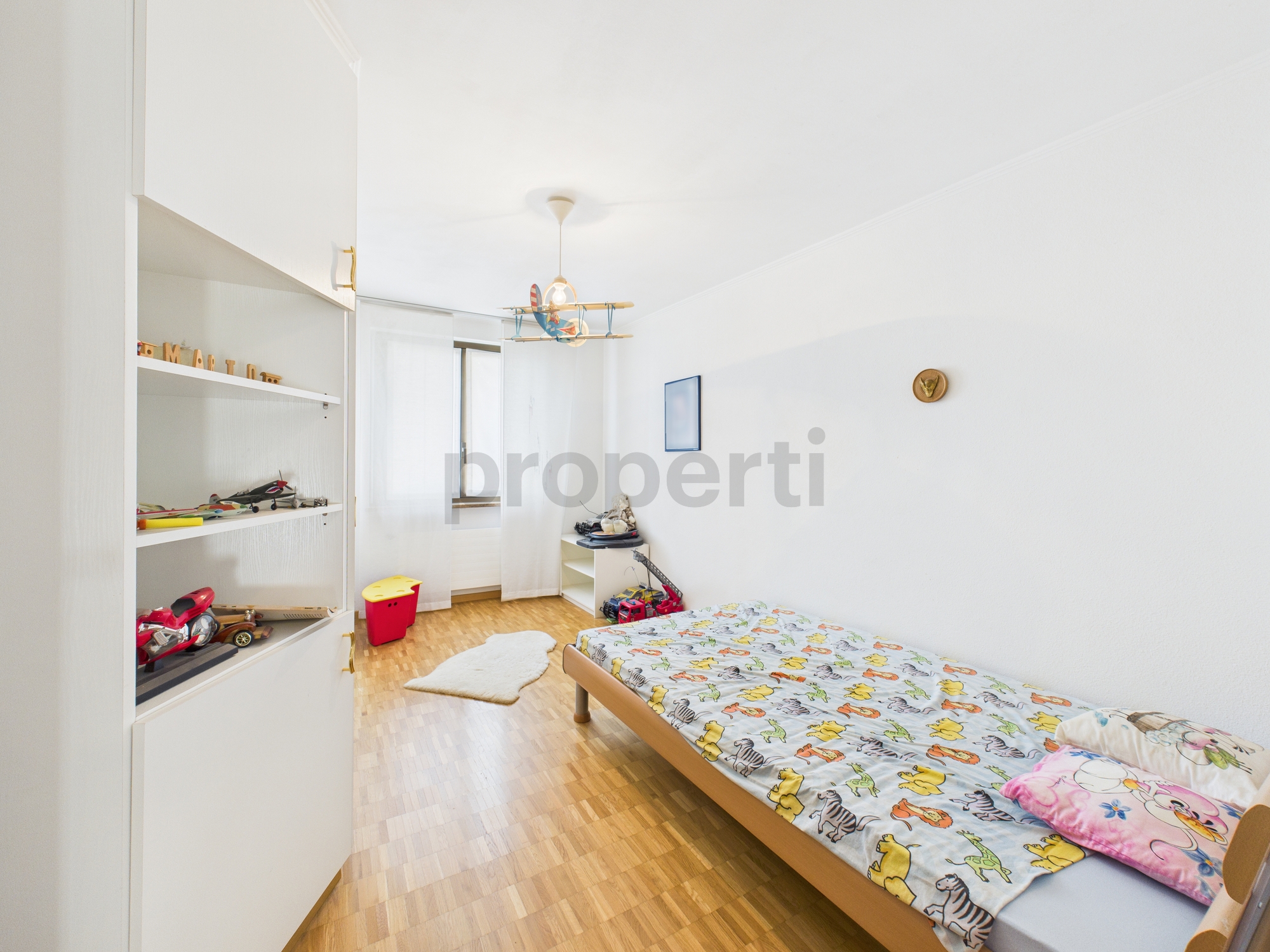 Kinderzimmer mit Einzelbett und Stauraum