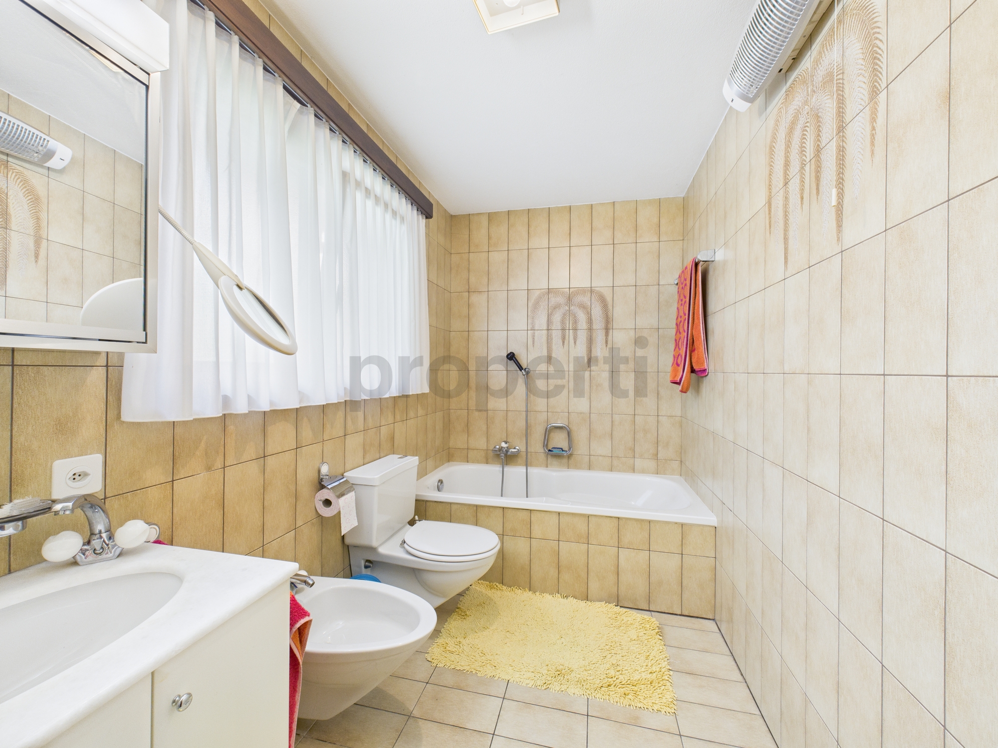 Badezimmer mit Badewanne und WC