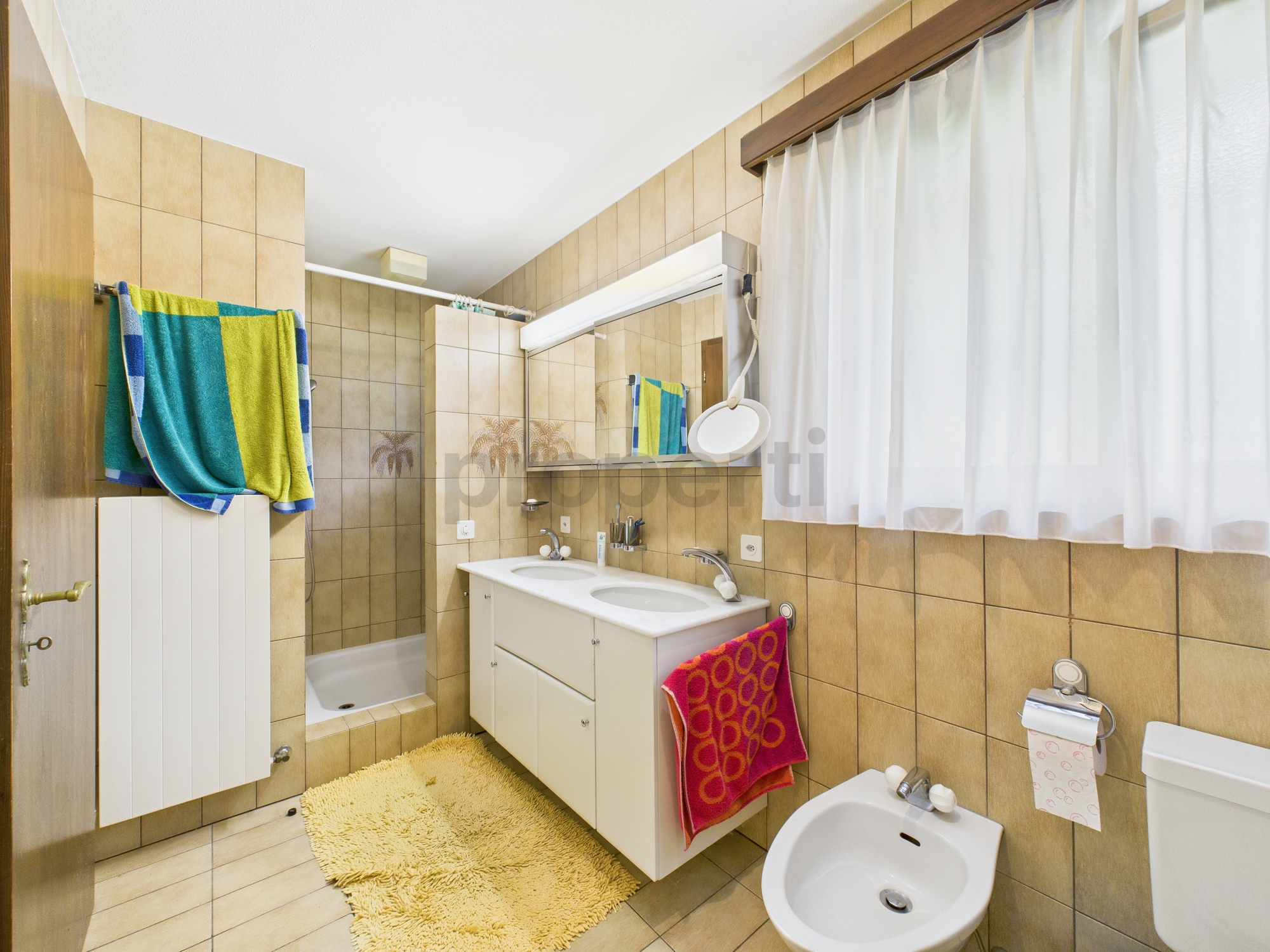 Modernes Badezimmer mit Doppelwaschtisch und Dusche