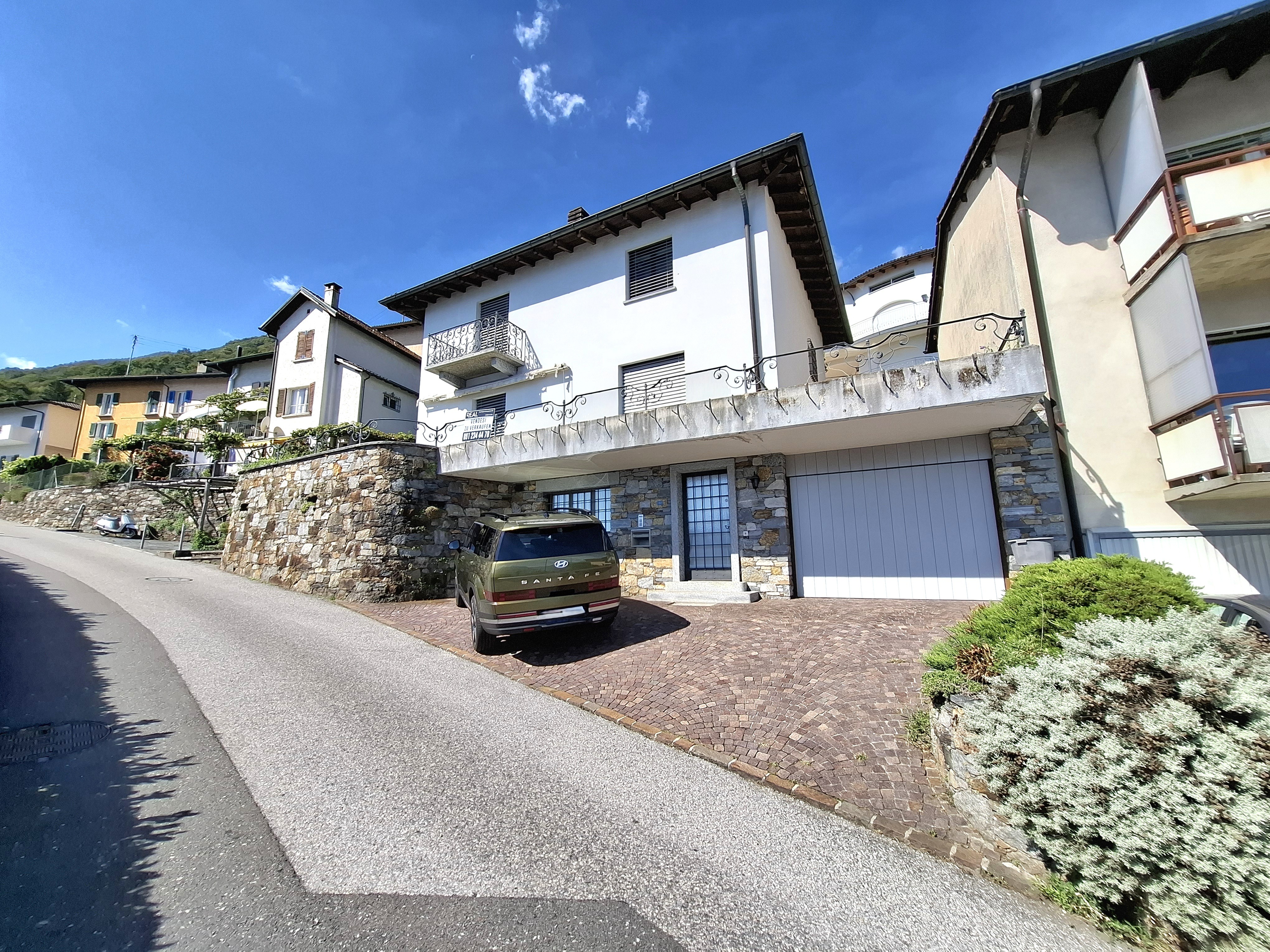 Wohnhaus an einer Hanglage mit Garage und Balkon
