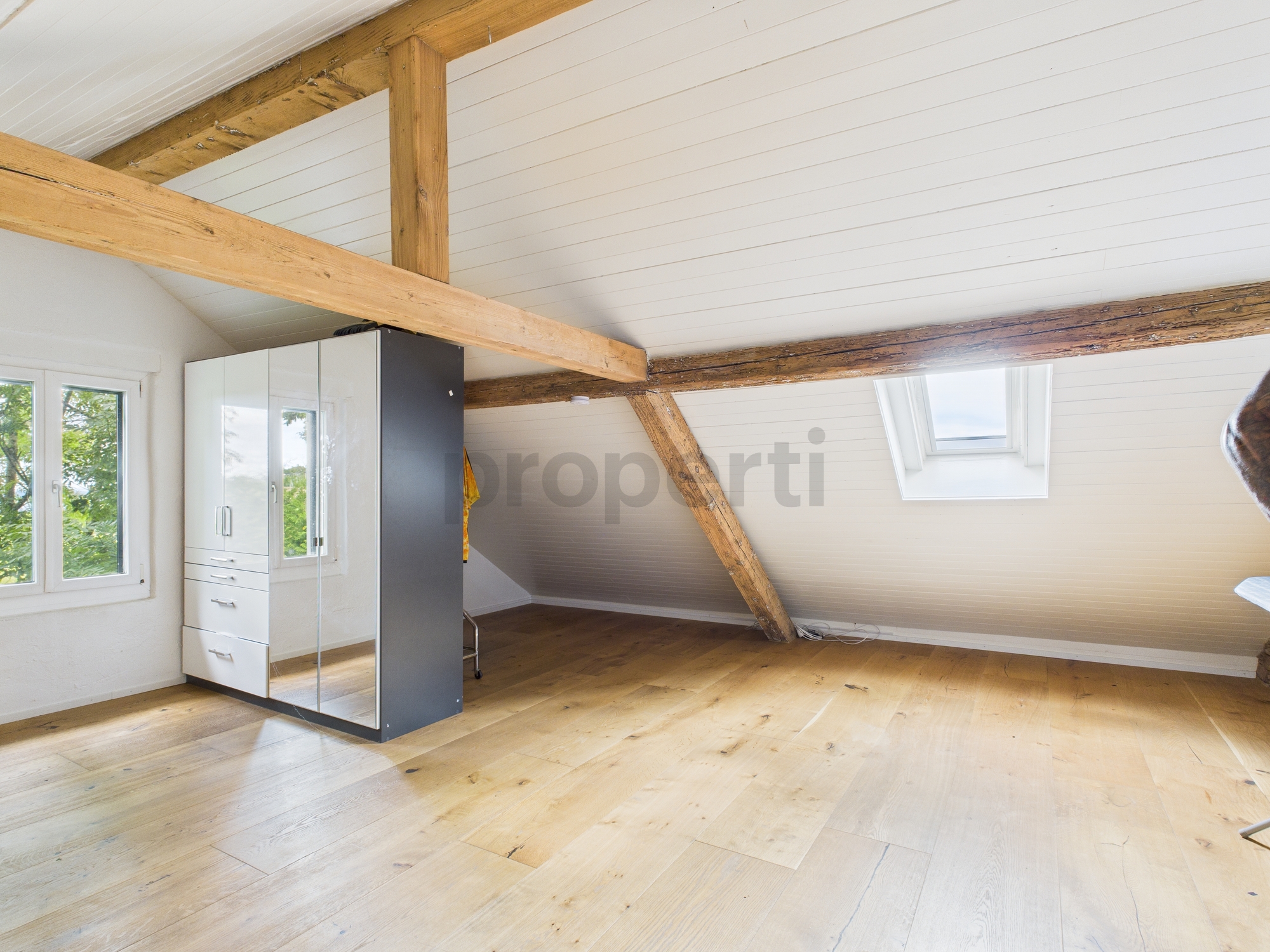 Helles Dachgeschosszimmer mit Sichtbalken